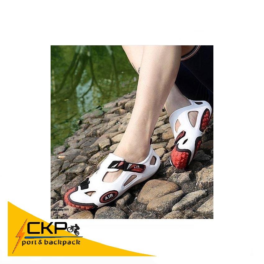 รองเท้าเล่นน้ำตก แห้งเร็ว ผลิตจาก โฟม eva air สวยงามทนทาน ตอบโจทย์ ทุกกิยกรรมลุยน้ำ สีขาวแดง