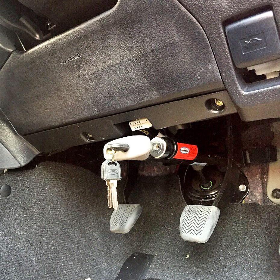 Locktech ล็อคเบรก-คลัช Toyota Revo & Fortuner 2015-21 (M) สำหรับเกียร์ธรรมดา(ไม่มีระบบตัดสตาร์ท)