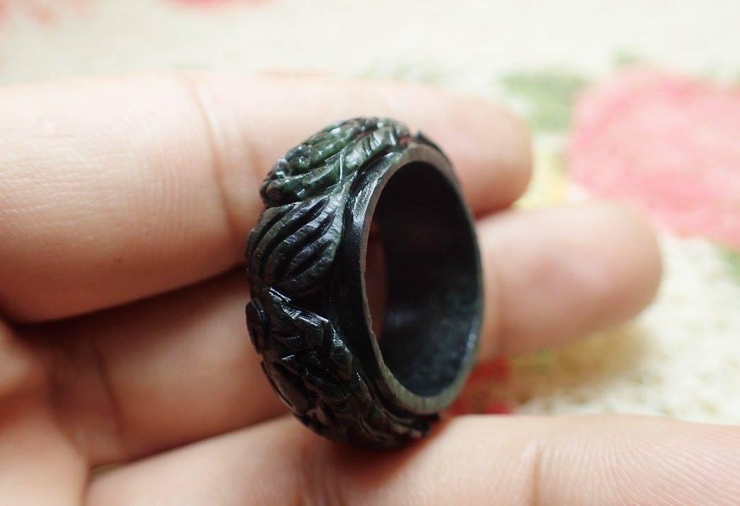 แหวนหยกสีดำปนเขียว