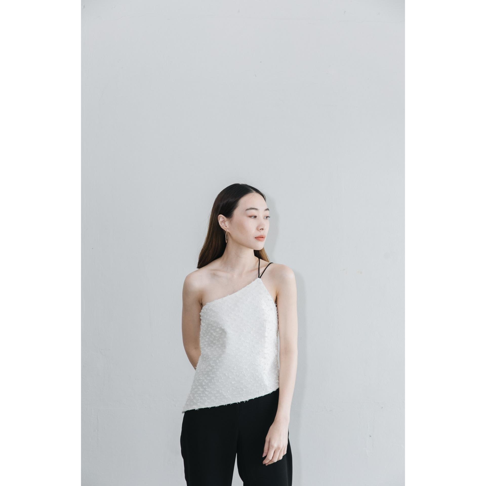 Pettipleat Lynn top  เพททิพลีท เสื้อสายเดี่ยวที่ใส่ได้หลายแบบ