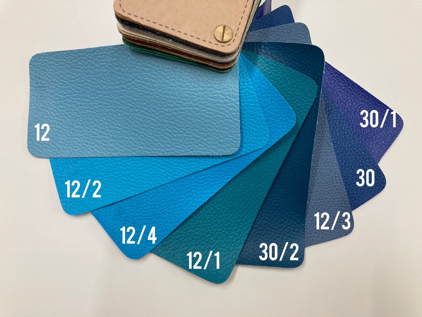 หนังเทียม PVC กันน้ำ สีสันสดใส หนังเกรด A งานเฟอร์นิเจอร์ทุกประเภท ขนาด 137 x 90 ซม.โทนฟ้า น้ำเงิน ราคา 21 บาท*ส่งฟรี