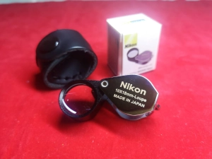 สินค้า กล้องส่องพระ/ส่องเพรช Nikon สีเงิน เลนส์แก้วสองชั้น 10x18mm แถมฟรีซองหนังวัวแท้ตรงรุ่น