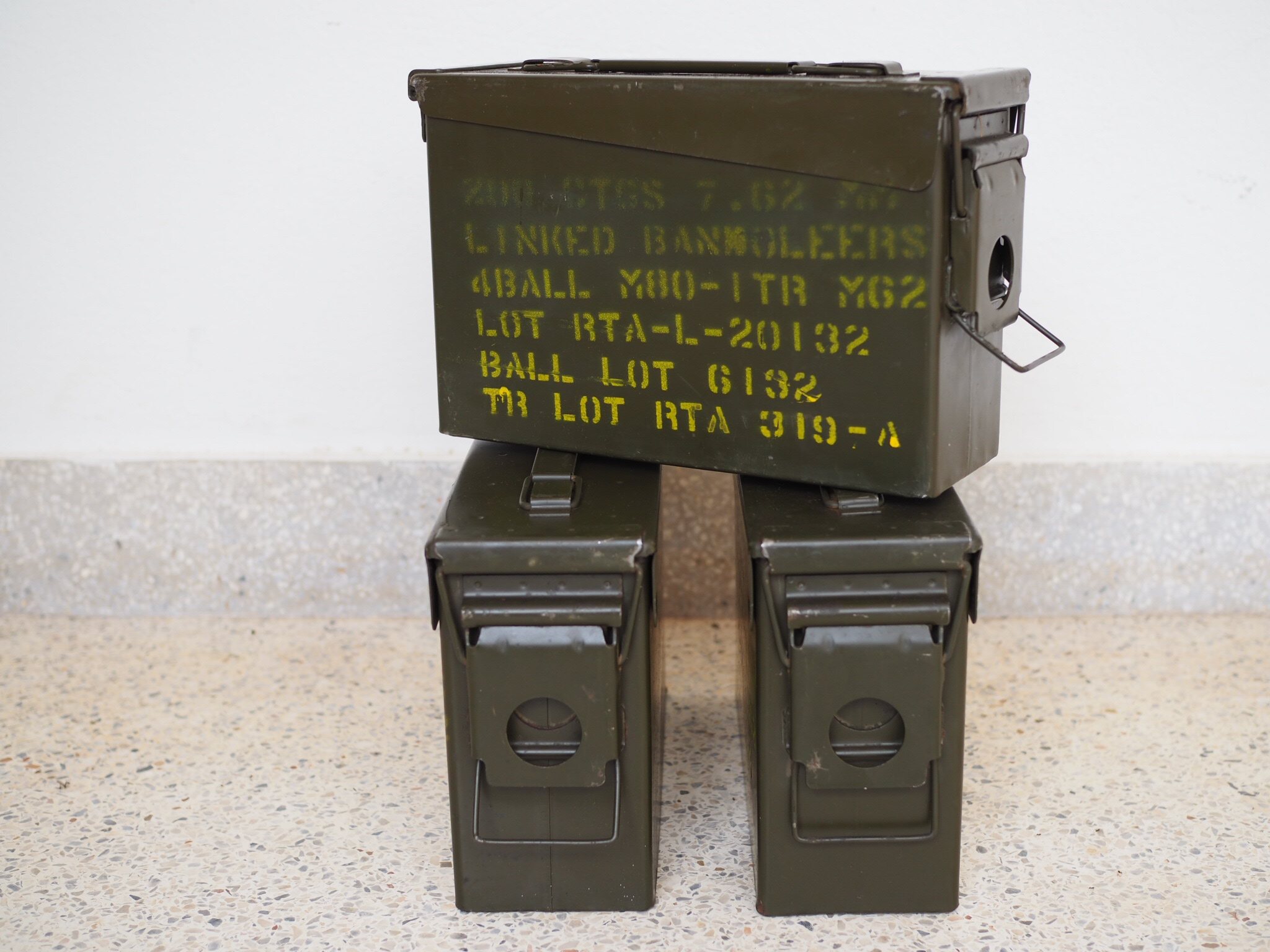 ลังกระสุน ลังกระสุนทหาร กล่องกระสุนปืน กล่องเหล็ก ลังเหล็ก กล่องเครื่องมือช่าง   มีซีลกันน้ำ สนิมน้อย  Ammunition box 1 ทำความสะอาดก่อนส่ง