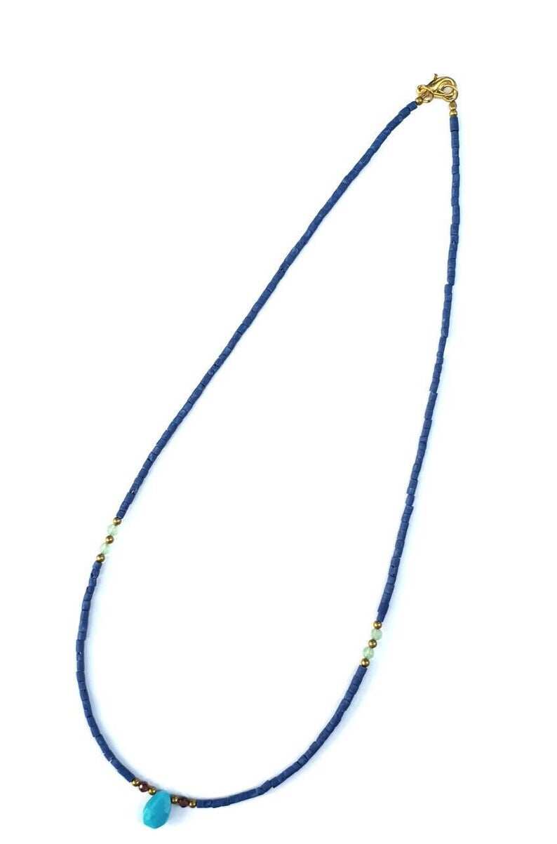 สร้อยคอหินลาพิสลาซูลี่พร้อมจี้เทอร์ควอยส์ประดับด้วยโกเมน Tiny Lapis Lazuli Beads Necklace with Turquoise Pendant