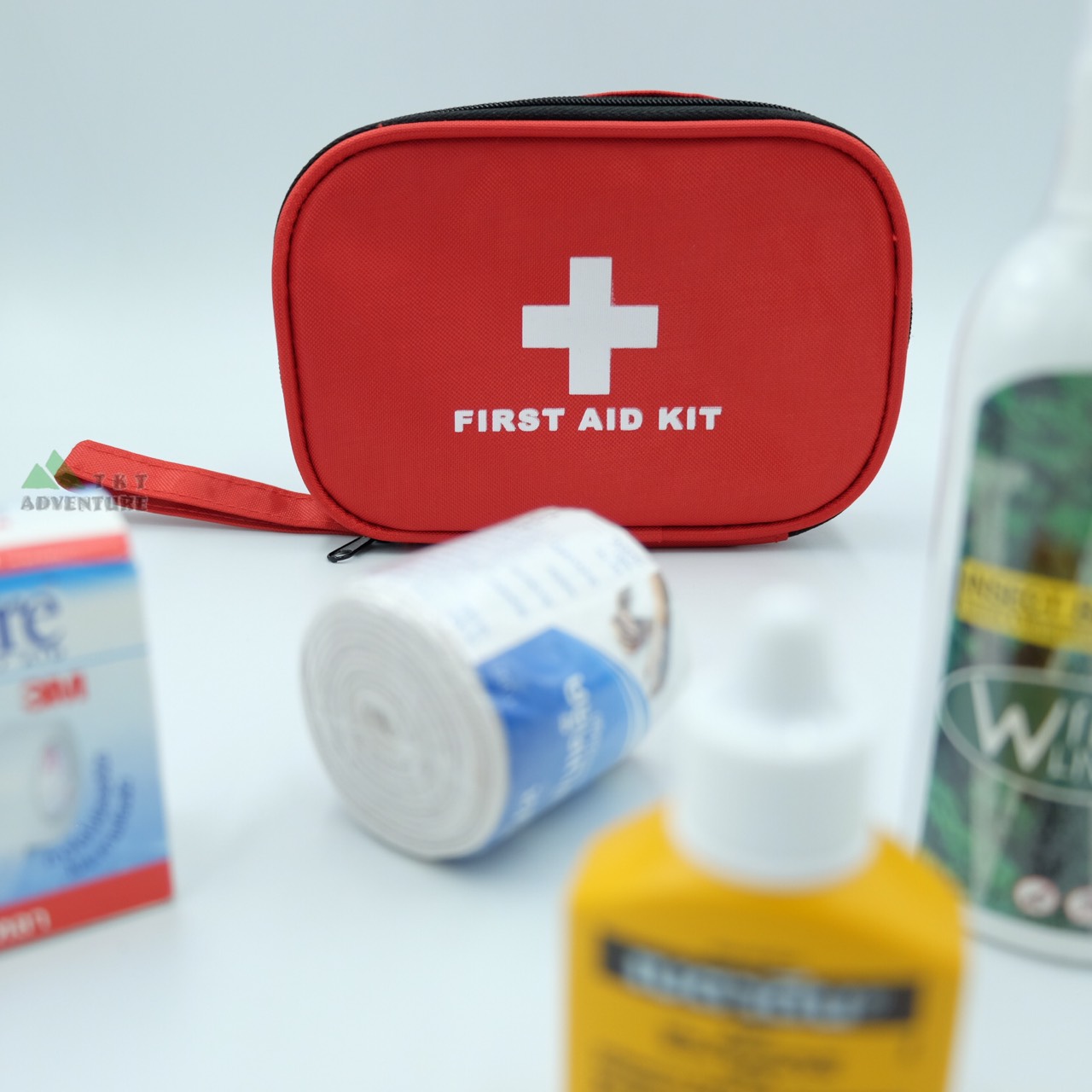 First Aid bag กระเป๋าพยาบาล กระเป๋าปฐมพยาบาล กระเป๋าพยาบาลฉุกเฉิน  สำหรับจัดเซตอุปกรณ์ทำแผลเล็ก ยาสามัญประจำบ้าน พกพาติดตัว ติดรถไว้ใช้ในยามฉุกเฉินได้ หรือไปแค้มปิ้งนอกบ้านก็ควรต้องมีติดตัว TKT Adventure shop ร้านขายของเดินป่า