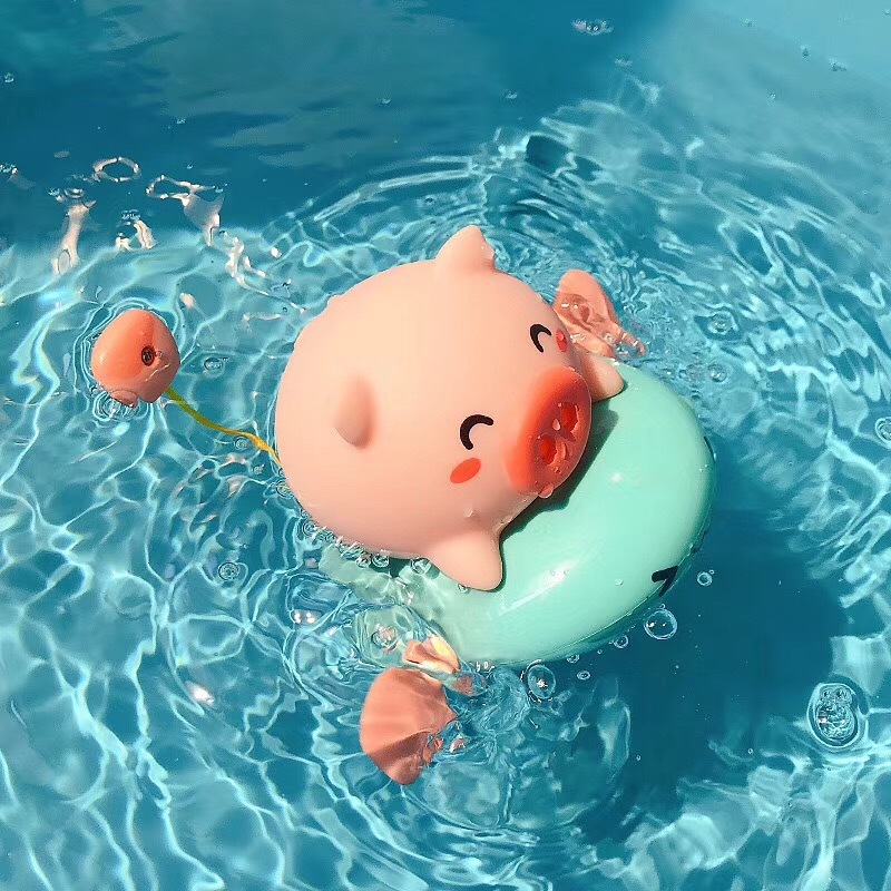 Toy Store ของเล่นหมูลอยน้ำ [ T017 ] ลอยน้ำ ของเล่นอาบน้ำ ของเล่นลอยน้ำ ของเล่นในน้ำ หมูพ่นน้ำ พ่นน้ำได้ ไขลาน ลอยน้ำได้ ของเล่นเด็ก พร้อมส่ง