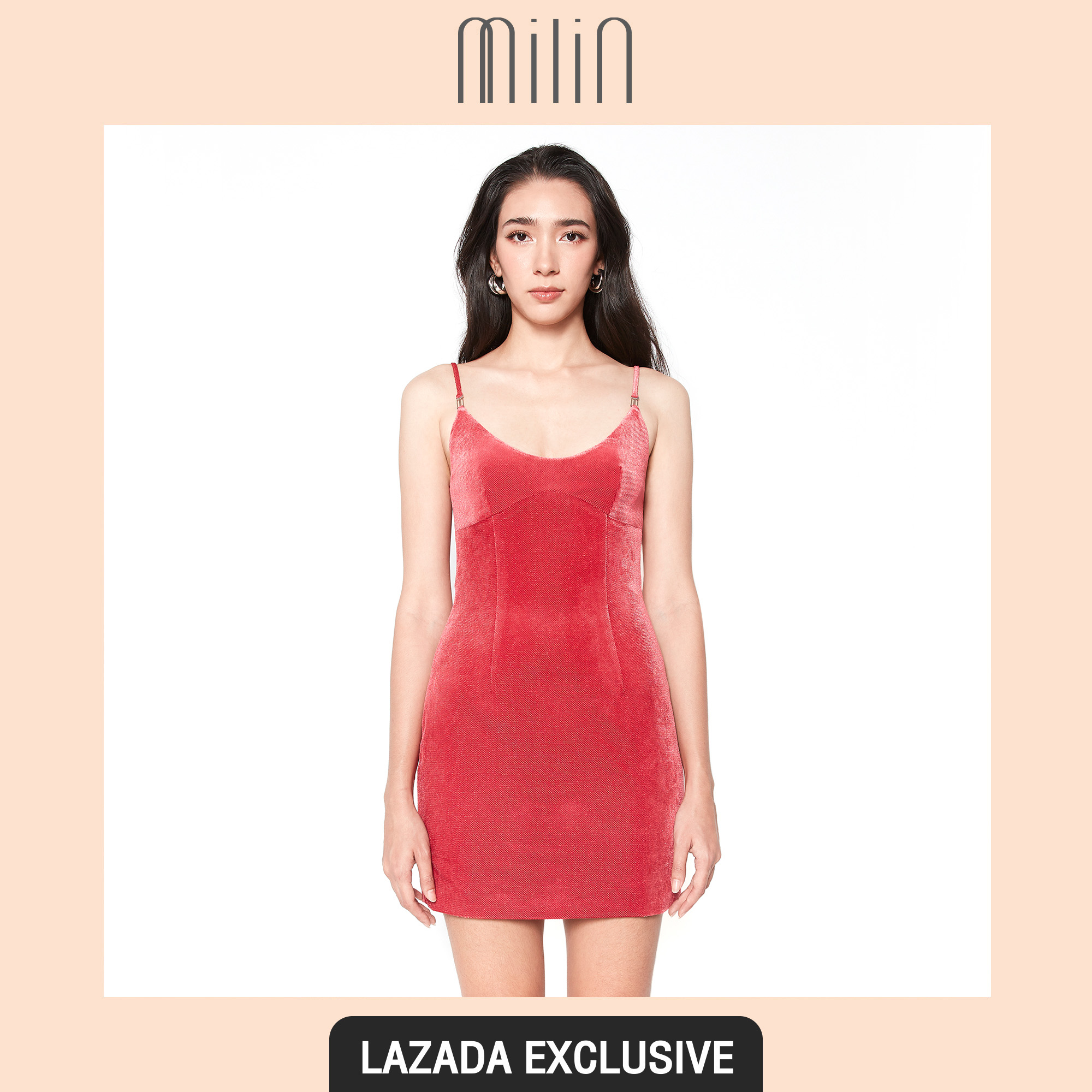 [EXCLUSIVE] [MILIN] Glittery velvet spaghetti strap fitted mini dress เดรสสั้น สายสปาเกตตี้ ผ้ากลิตเตอร์กำมะหยี่ ประดับโลโก้ M Beverly Dress สีแดง/ สีน้ำตาล Velvet Red/ Velvet Brown ราคา 1,726 บาท*ส่งฟรี