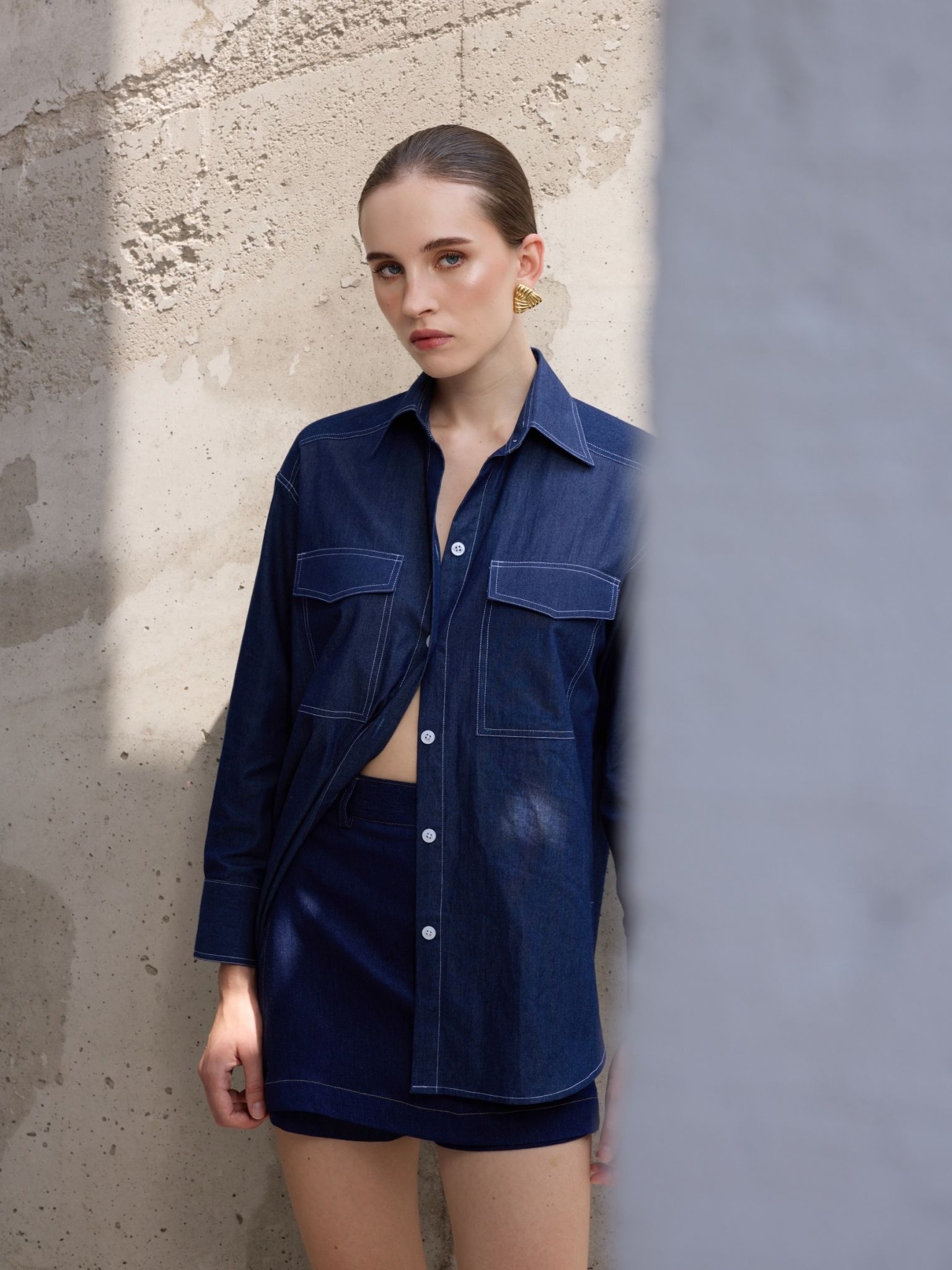 RINRATA - Cedar Denim skirt กระโปรงยีนส์ ด้านในเป็นกางเกง ผ้ายีนส์ยืดเล็กน้อย สีเข้ม ชุดลำลอง ชุดสวยงาม ชุดไปเที่ยว ราคา 3,900 บาท*ส่งฟรี