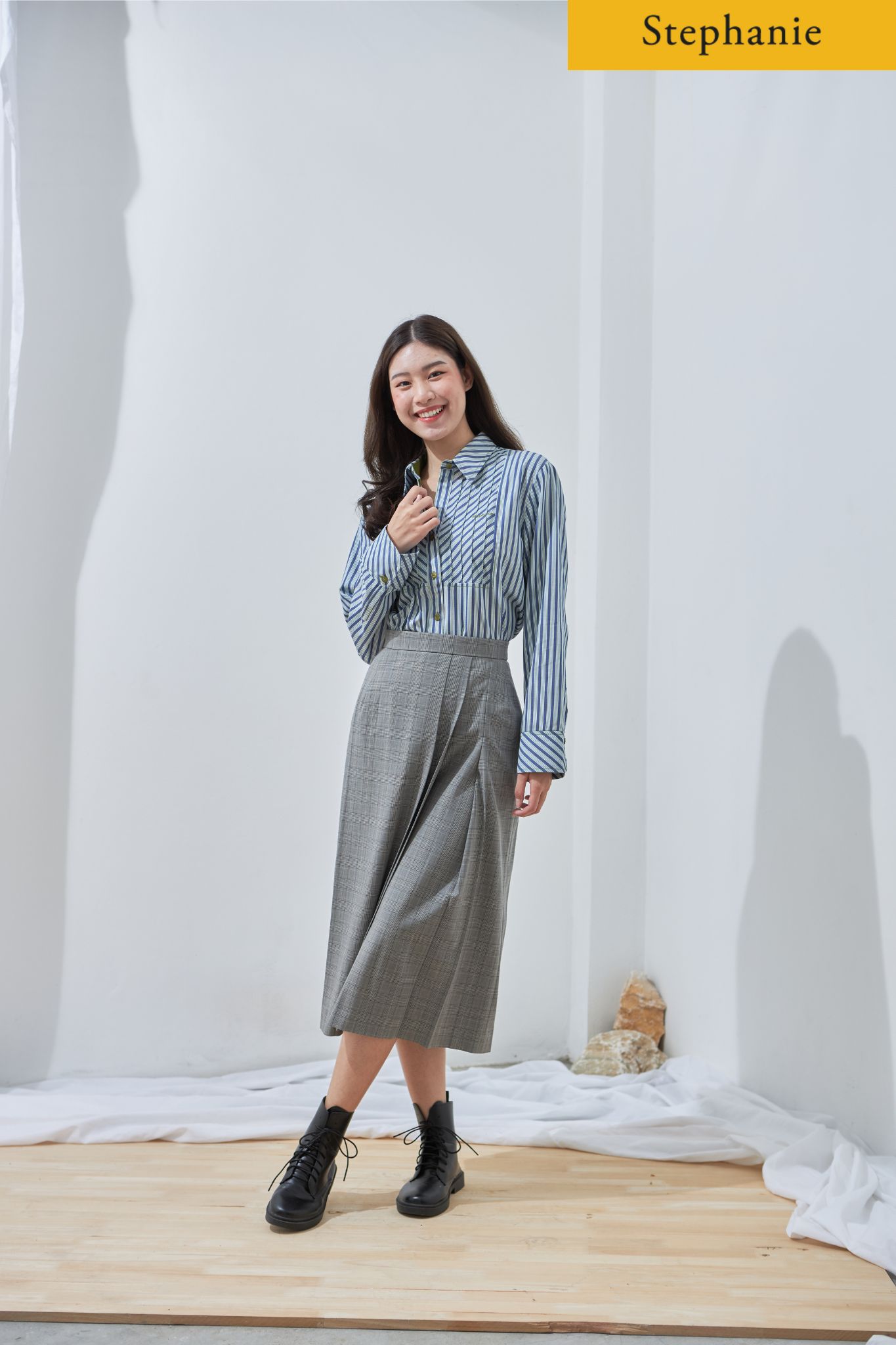 Stephanie เสื้อเชิ้ตแขนยาวลายทาง สีฟ้าสลับสีขาว เสื้อเชิ้ตหญิง เสื้อผ้าผญสวยๆ เสื้อแฟชั่น เสื้อแฟชั่นผญ (OWS63NV) ราคา 300 บาท*ส่งฟรี