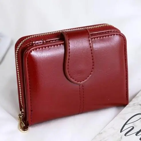 (สีแดง) กระเป๋าผู้หญิง กระเป๋าสตางค์ ใบสั้น หนัง PU กระเป๋าสตางค์แบบมีซิป กระทัดมือ ทรงสวย มีช่องใส่ของเยอะ