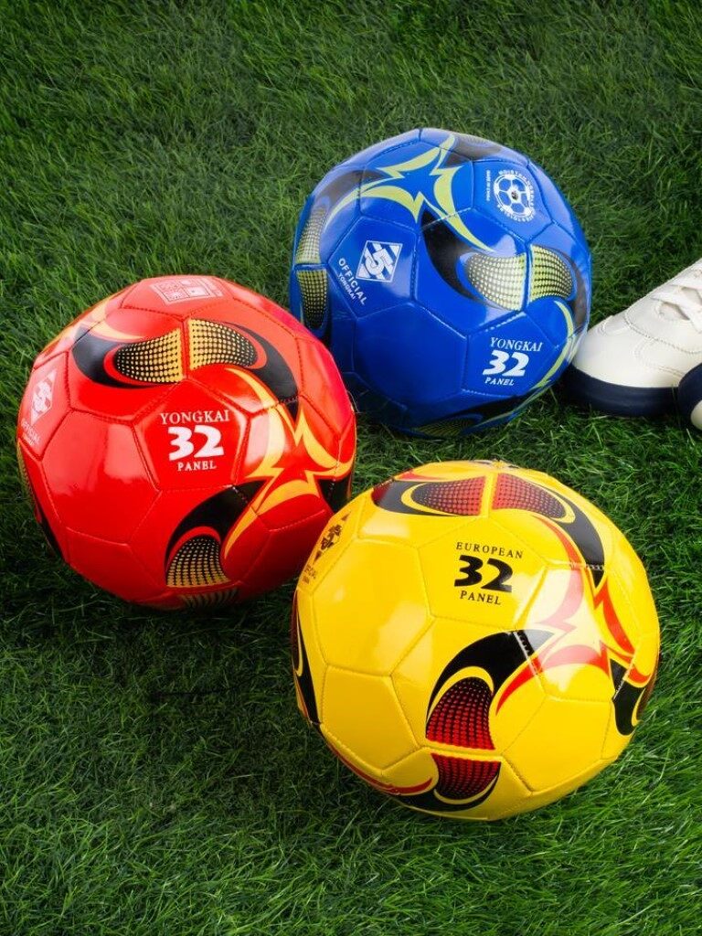 ลูกฟุตบอล ผลิตจากหนังเย็บ PVC น้ำหนักเบา รับแรงกระแทกได้ดี มีความยืดหยุ่นสูง มาตรฐานเบอร์ 5