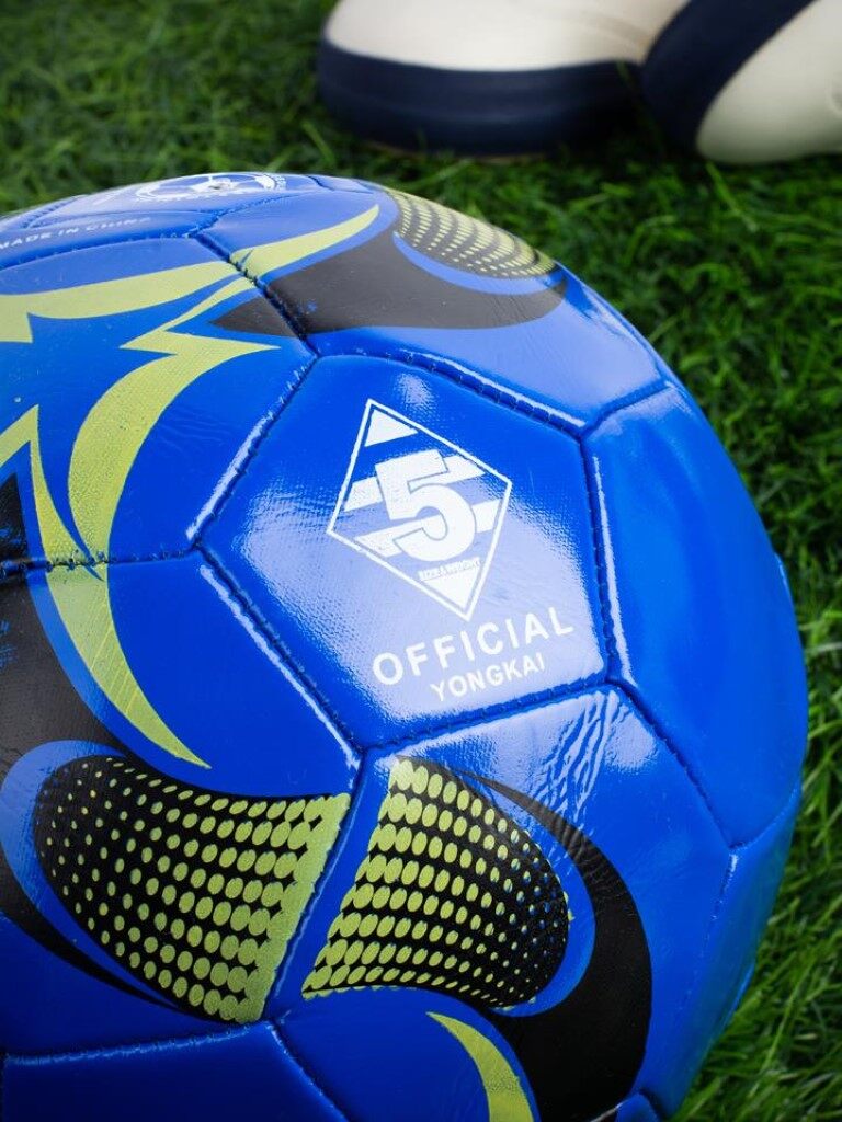 ลูกฟุตบอล ผลิตจากหนังเย็บ PVC น้ำหนักเบา รับแรงกระแทกได้ดี มีความยืดหยุ่นสูง มาตรฐานเบอร์ 5