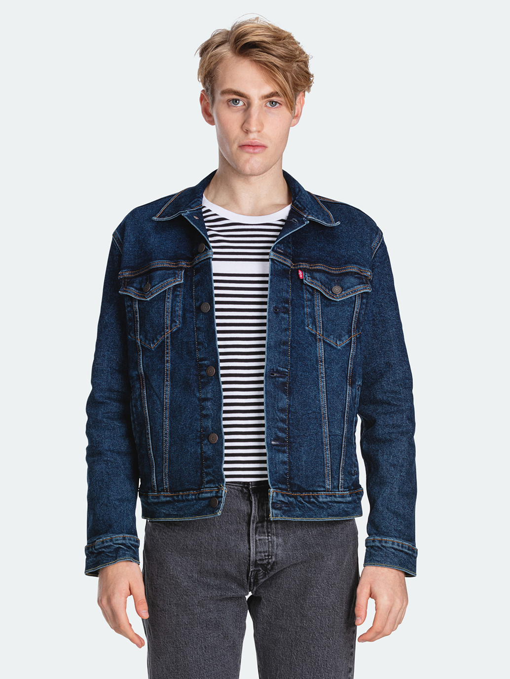 เสื้อแจ็คเก็ตยีนส์ ทรงทรัคเกอร์ Levi's® Men's Trucker Jacket ราคา 3,190 บาท*ส่งฟรี