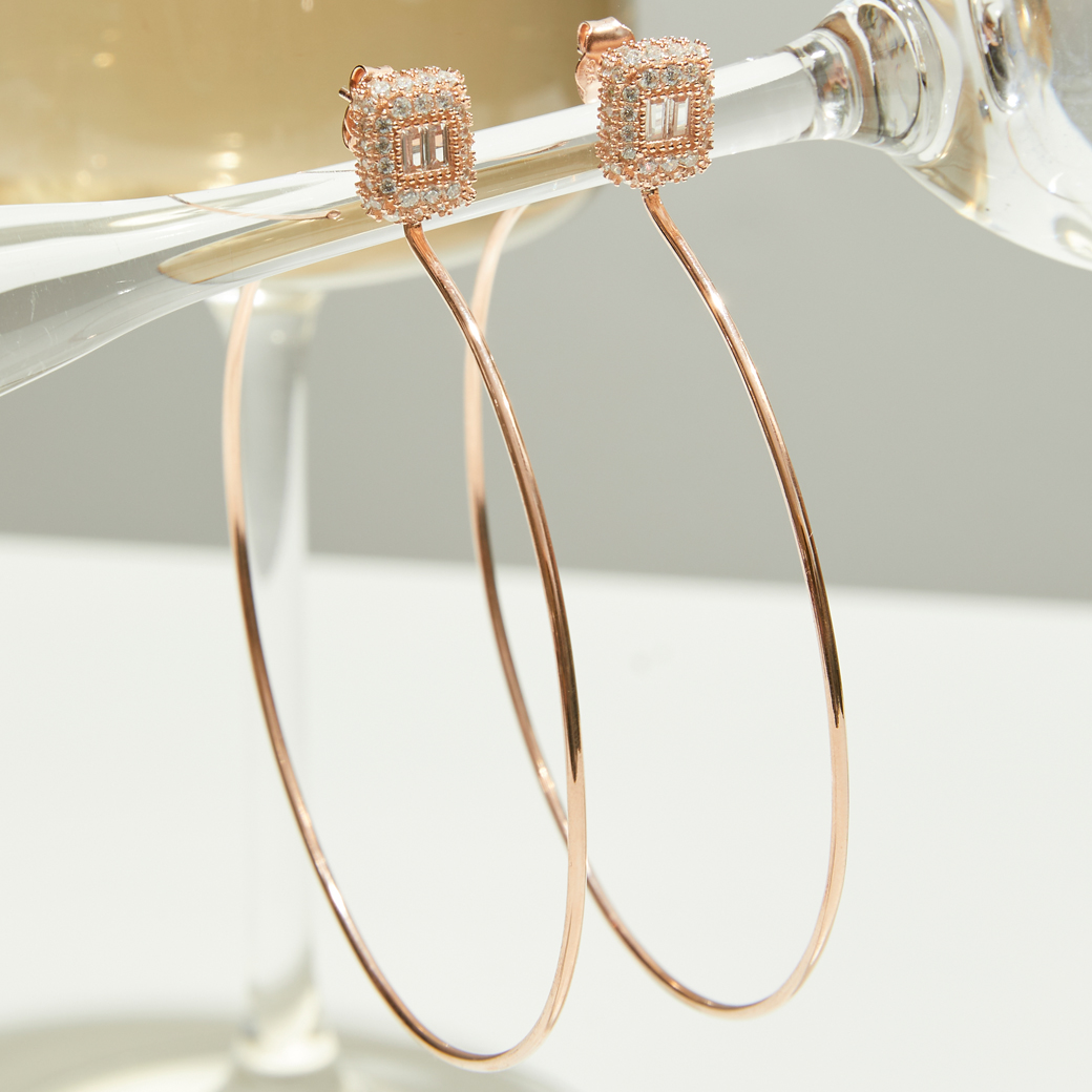 SWAN - Baguette Oversize Hoop Earring ต่างหูเงินแท้ ต่างหูห่วงใหญ่ ฝังเพชรคิวบิกเซอร์โคเนีย cubic zirconia ราคา 2,490 บาท*ส่งฟรี