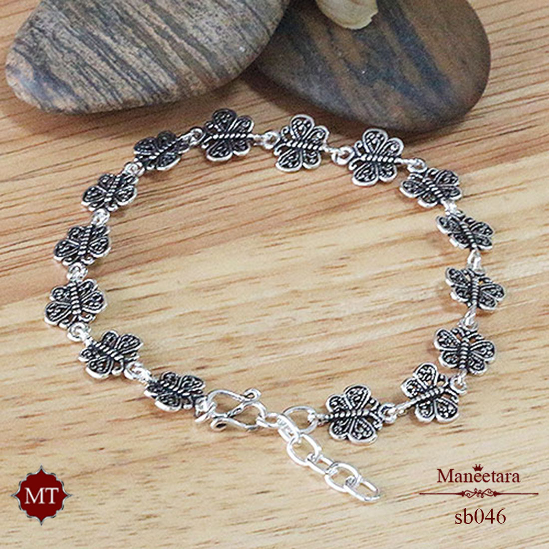 สร้อยข้อมือเงินแท้  รูปแบบลายผีเสื้อ งานรมดำ 925 Sterling Silver Butterfly Oxidized Bracelet ​: มณีธารา MT Jewelry (sb046)