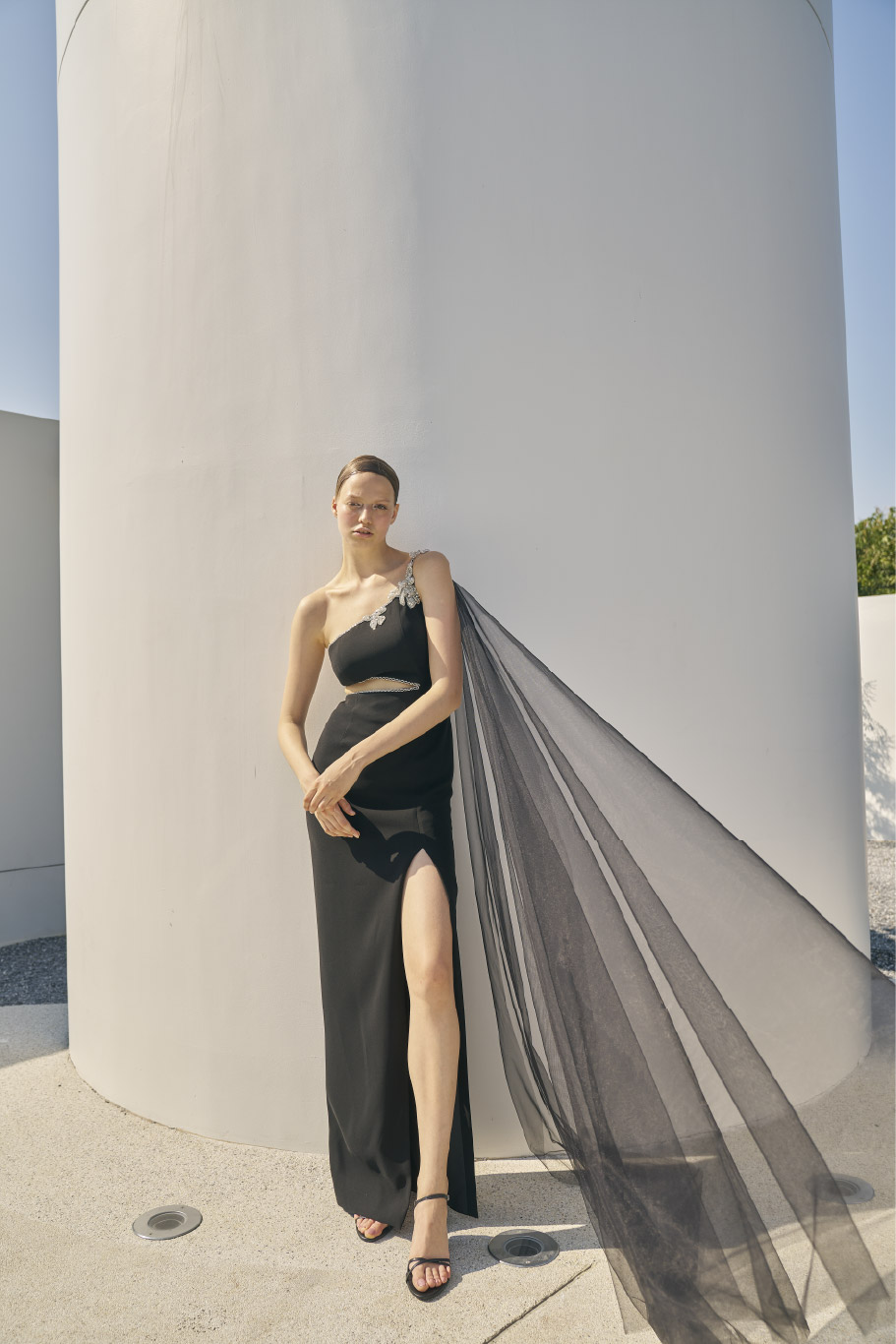 NICHP : EY21 Elegant Black Maxi Dress with Embroidered One-Shoulder Top and High-Slit Skirt ราคา 32,000 บาท*ส่งฟรี