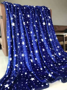ภาพหน้าปกสินค้าผ้าห่ม ผ้าห่มนาโน ขนนิ่ม เบาสบาย ลายน่ารัก สีสวยคมชัด สีพื้น สีน้ำเงินเข้ม ลวดลายดาวกระจายสีขาว ขนาด 6 ฟุต (180x200) ซม.🌌⭐ ที่เกี่ยวข้อง