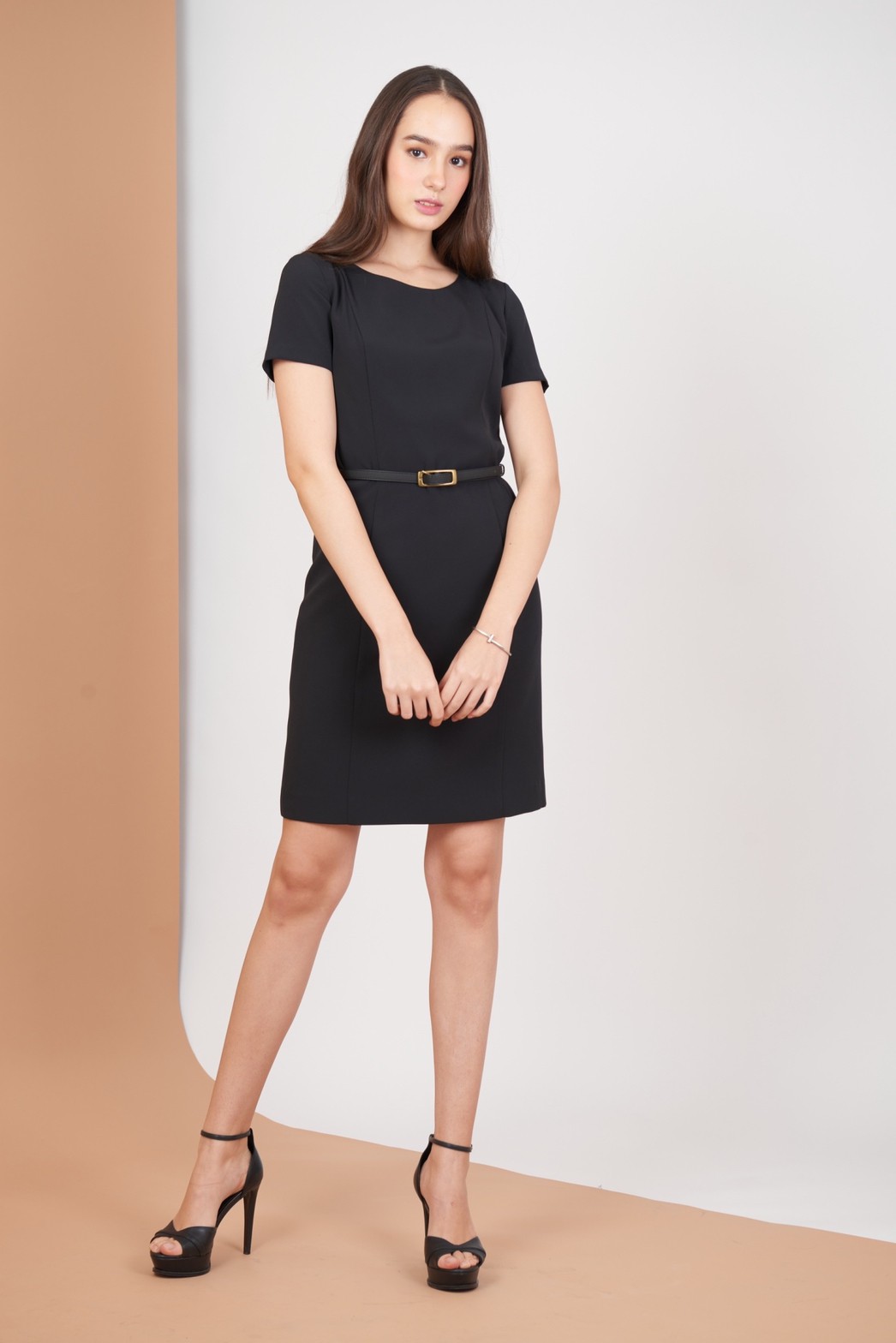 Jousse Business Dress ชุดเดรสเบสิคผ้าโพลี แขนสั้น คอกลม ชุดเดรส เดรสแฟชั่นสวยๆ ชุดเดรสผู้หญิง (JV24BL) ราคา 1,942 บาท*ส่งฟรี