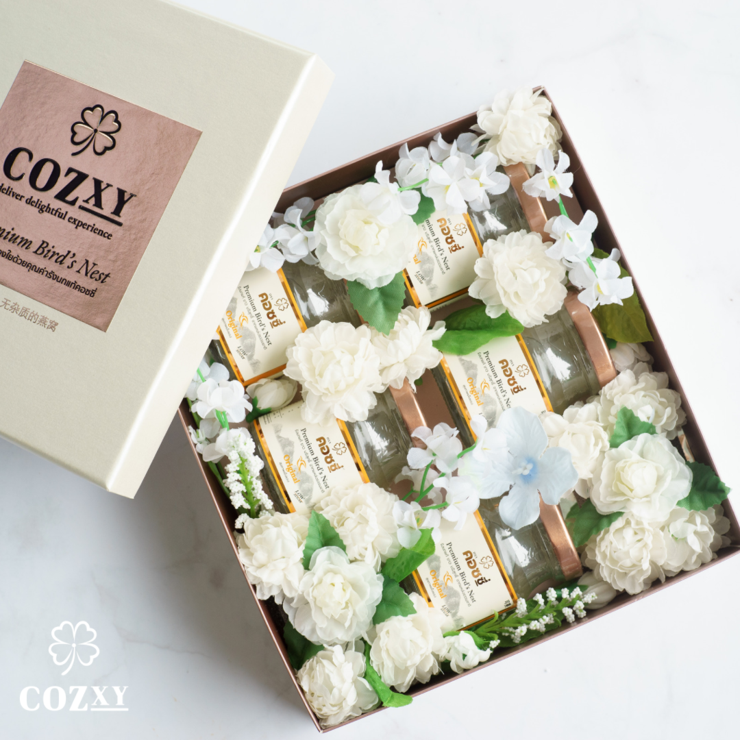 [กระเช้ารังนก ดอกไม้] แบรนด์ คอซซี่ (75 มล. ขวดใหญ่) หวานน้อย ของขวัญผู้ใหญ่ ของขวัญสงกรานต์ พร้อมจัดดอกไม้ในกล่อง ของขวัญปีใหม่ ราคา 500 บาท*ส่งฟรี