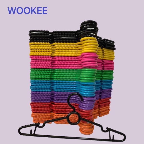 WOOKEE ไม้แขวนเสื้อพลาสติก แพ็คละ6ชิ้น ยาว40ซม.  หนา 8 มม. คุณภาพดี สีสวย ทรงสวย