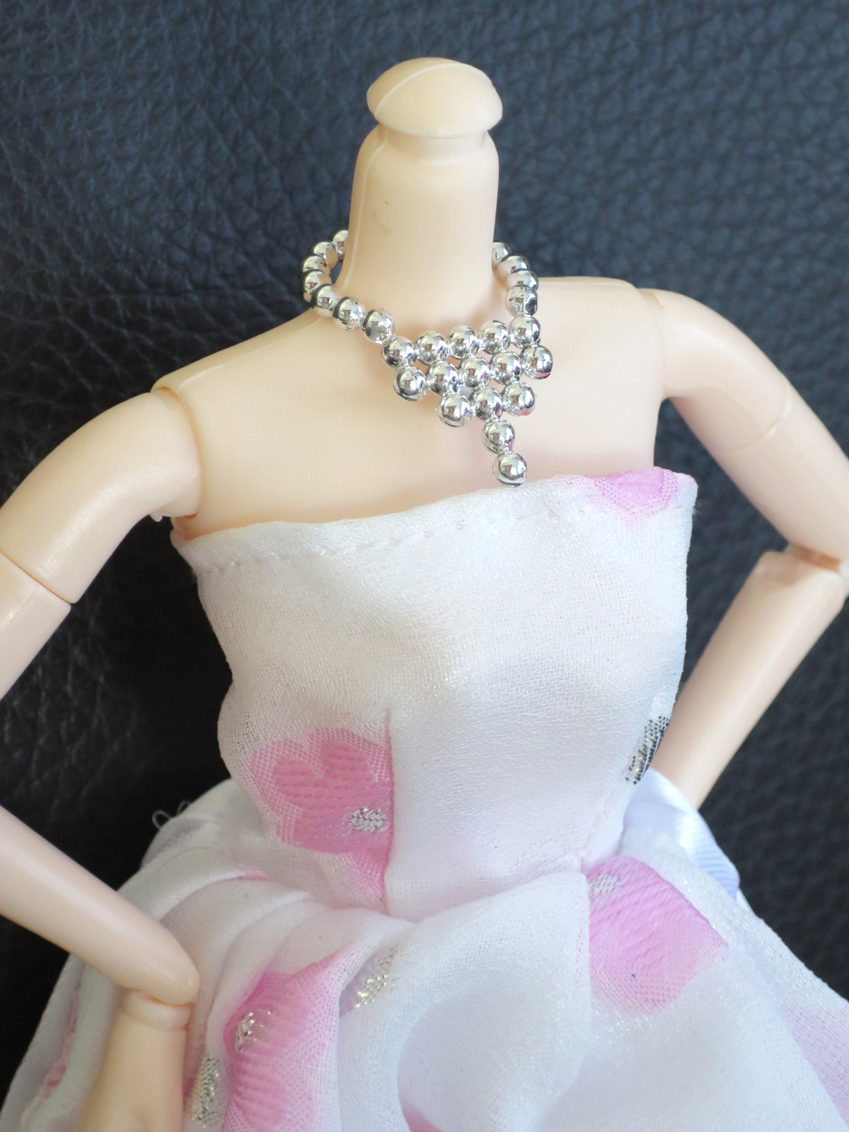 เสื้อผ้าตุ๊กตาบาร์บี้ชุดกระโปรงตุ๊กตายาว ชุดเดรสบาร์บี้ ชุด Dress ยาว (แถมฟรีสร้อยคอ) สำหรับตุ๊กตาความสูง 30cm