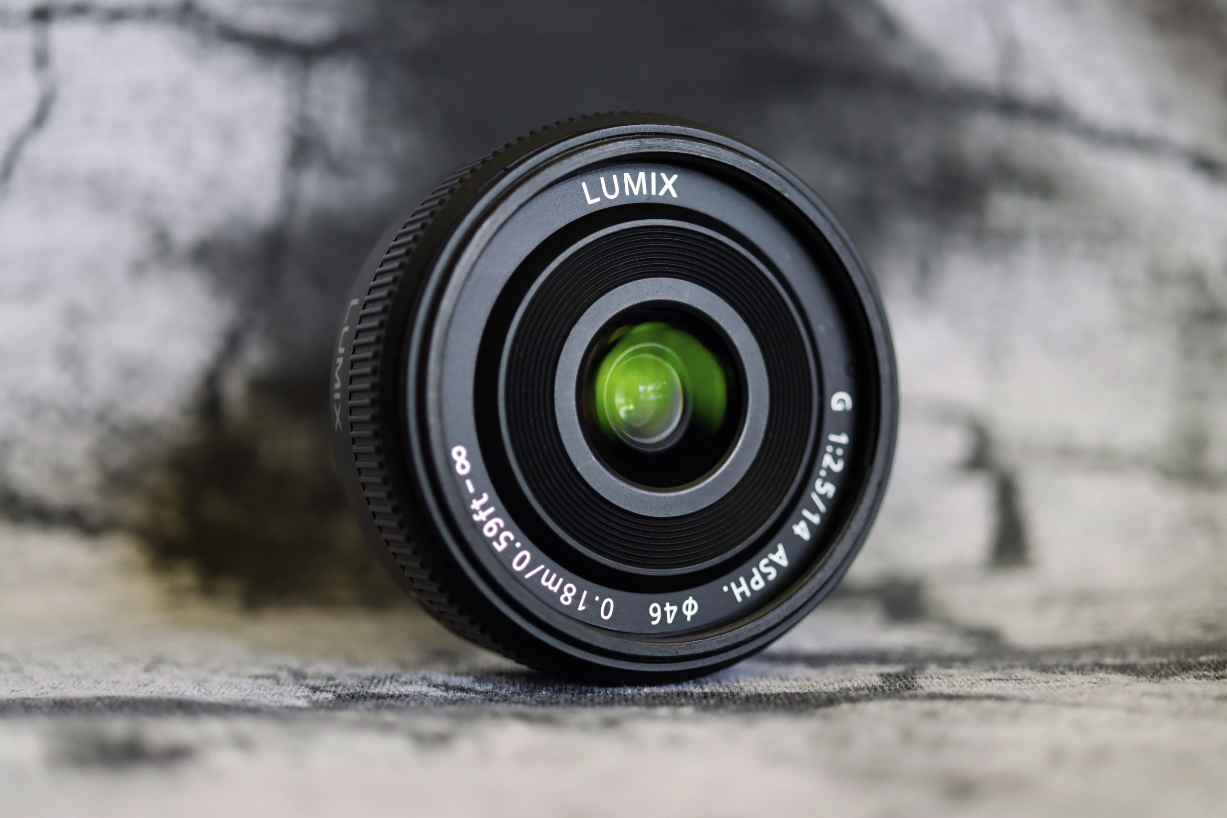 PANASONIC LUMIX G 14mm F2.5 Black ASPH Sleek Wide-Angle Prime Lens, 28mm eq. AF H-H014 14mm f/2.5 Pancake Wide Angle inner focusing system pairs with a stepping motor, quick, quiet, accurate autofocus, suitable for still and movie, metal lens mount, used ราคา 4,900 บาท*ส่งฟรี