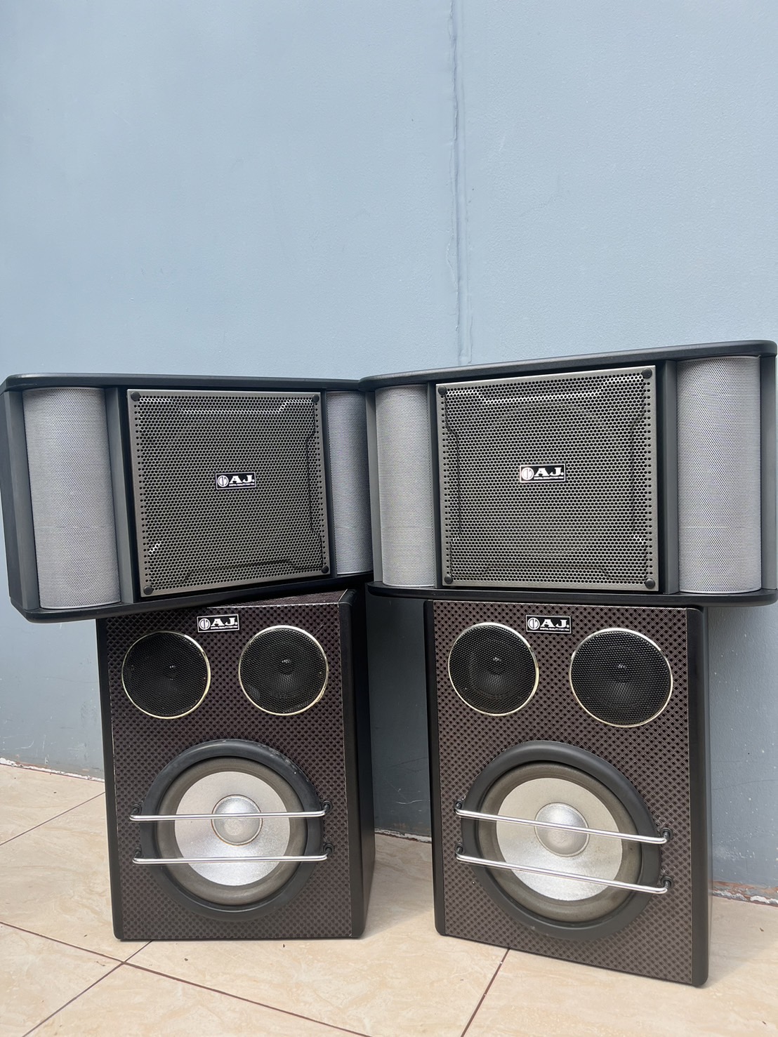 1 ชุด 2ใบ ตู้ลำโพงไม้ ยี่ห้อAJ 14นิ้ว 5,000 w ตู้ลำโพงอเนกประสงค์ ตู้ลำโพงติดผนัง ของแท้100% ใช้ได้กับเครื่องเสียงทุกยี่ห้อ ลดล้างสต๊อก ราคา 1,150 บาท*ส่งฟรี