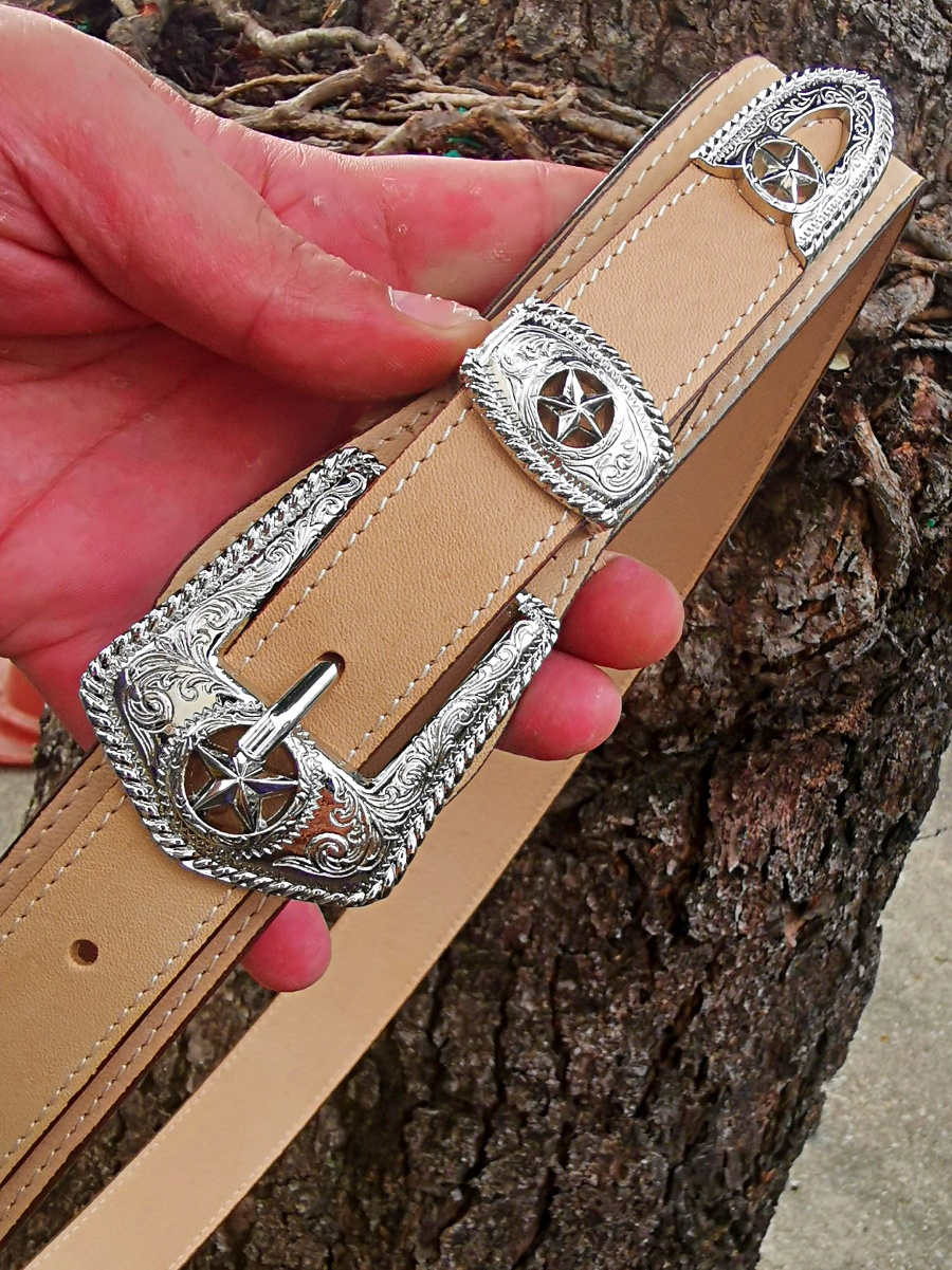 เข็มขัดหัวชุด เป็นหัวดาว เป็นที่ชื่นชอบ ของชาวBig Bike และชาว Cow Boy เป็นหนังฟอกฟาด สีครีม ราคา 1,600 บาท*ส่งฟรี