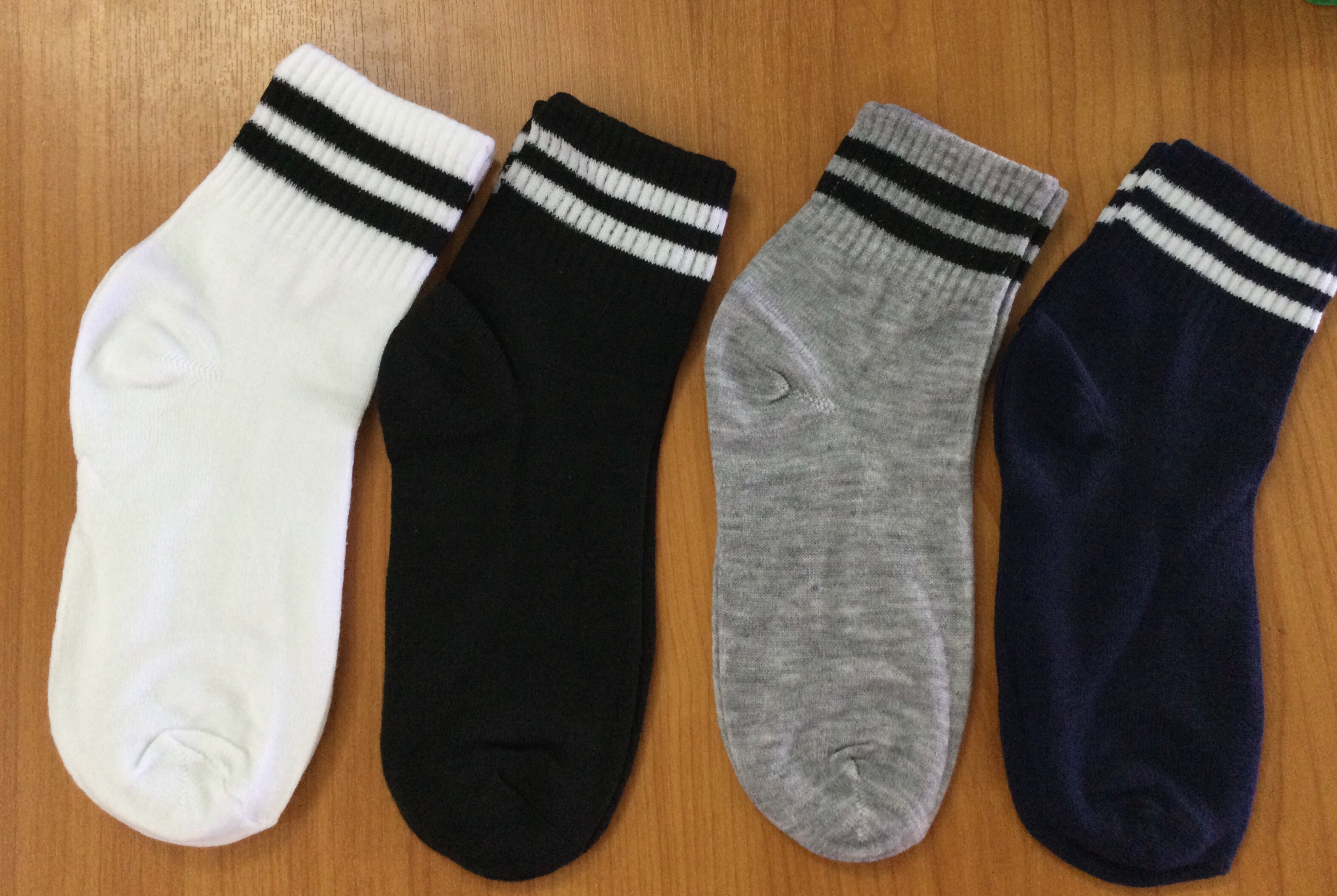 ถุงเท้าข้อสั้น  เนื้อผ้านุ่ม สีดำ/สีขาว/สีเทา/คละสี ฟรีไชส์ (แพค 12 คู่)