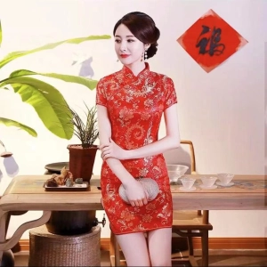ภาพหน้าปกสินค้าFASHION ชุดกี่เพ้าหญิง แขนสั้น ผ่าข้าง ลายดอก เข้ารูป สไตล์จีน (สีแดง) รุ่น 2020 ที่เกี่ยวข้อง