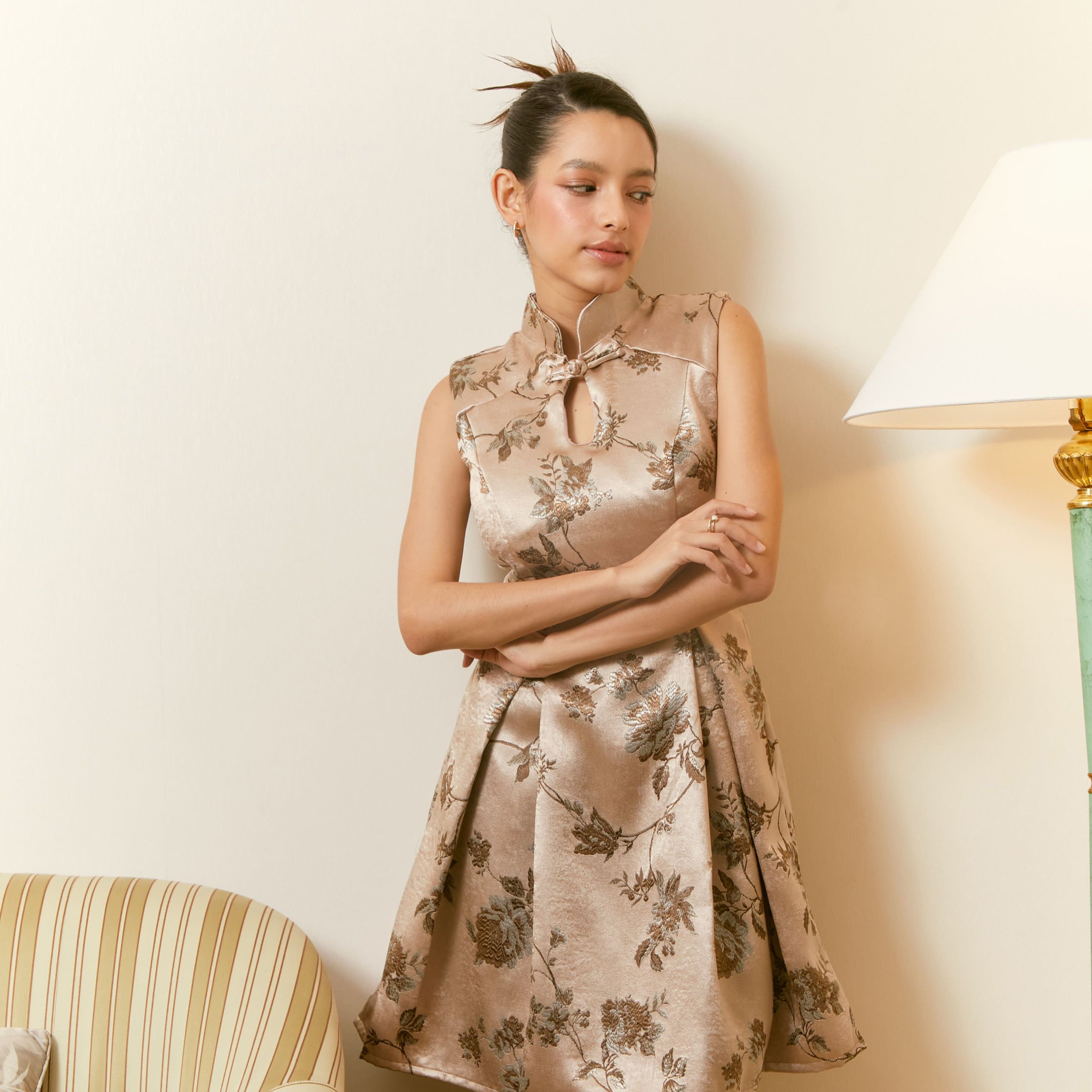 PETCHPLOY - Yang Wei Dress ชุดกี่เพ้า ดีไซน์จับจีบรอบกระโปรง ชุดตรุษจีน ชุดกี่เพ้า ชุดรับอั่งเปา ชุดจีน ชุดจีนผู้หญิง ชุดเดรสสั้น เดรสตรุษจีน เดรสสั้น ชุดไปงาน ราคา 4,990 บาท*ส่งฟรี