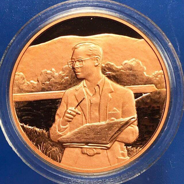 เหรียญในหลวงทรงงาน ปี 2542 เฉลิมพระเกียรติพระชนมพรรษา 6 รอบ (5 ธันวาคม 2542) เนื้อทองแดงขัดเงา ขนาดเหรียญ 3.2 ซม. ค่ะ