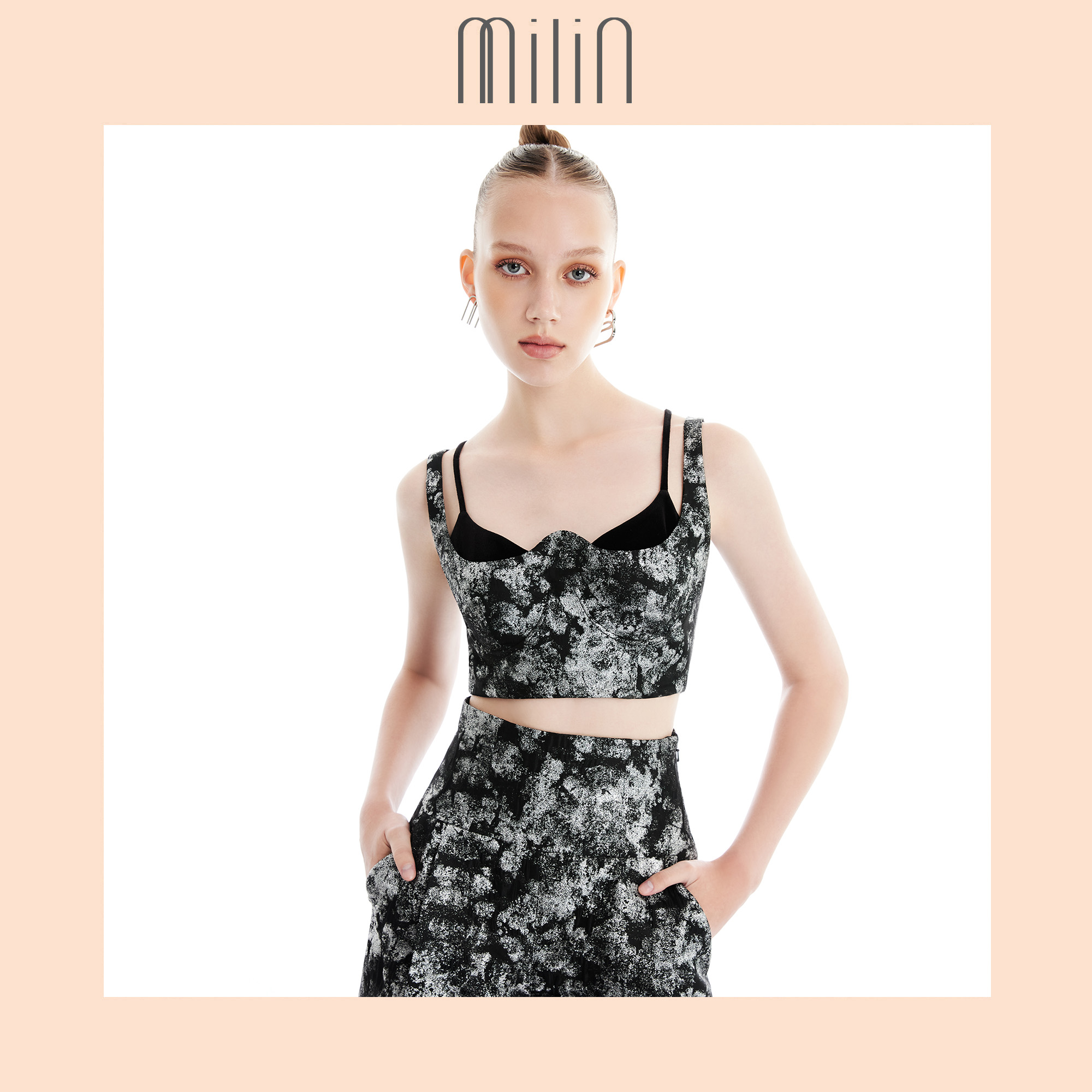 [MILIN] Structured bustier spaghetti underlay cropped top เสื้อสายเดี่ยวครอปรัดรูป / Spry Top ราคา 1,176 บาท*ส่งฟรี