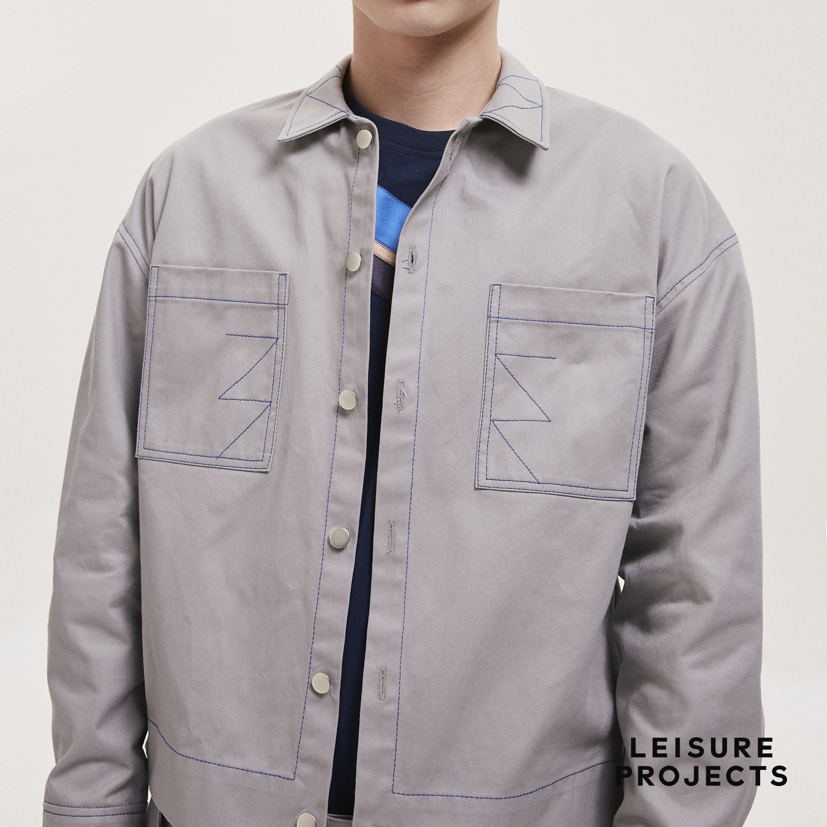 (LEISURE PROJECTS) "WORKSHOP JACKET" แจ็คเก็ตผ้า COTTON TWILL ดีเทลเดินเส้นด้าย DOUBLE STITCHING สี CONTRAST  ด้านหลังดีเทลผ่า ที่หลังบนตกเเต่งด้วยกระดุมโลหะ