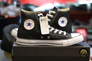 ภาพหน้าปกสินค้าลิขสิทธิ์แท้ Converse All Star Classic Hi Black สีดำ รองเท้า คอนเวิร์ส สินค้าของแท้เท่านั้เน มีหน้าร้าน ตัวแทนจำหน่าย ที่เกี่ยวข้อง