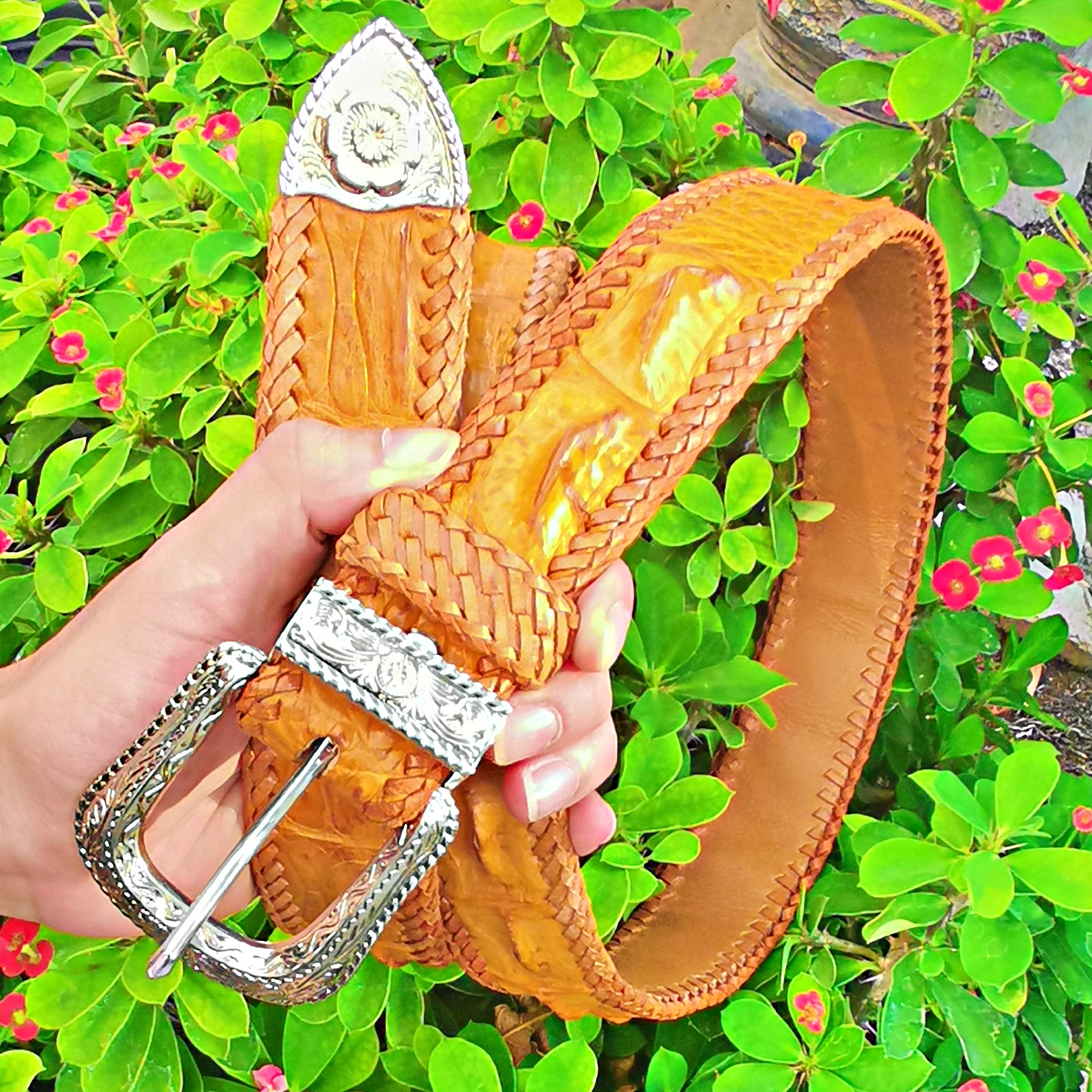 สีแทนสดใส เข็มขัดหนังจระเข้ งานสวยๆ กับหัวชุด สีเงิน ราคา 2,500 บาท*ส่งฟรี