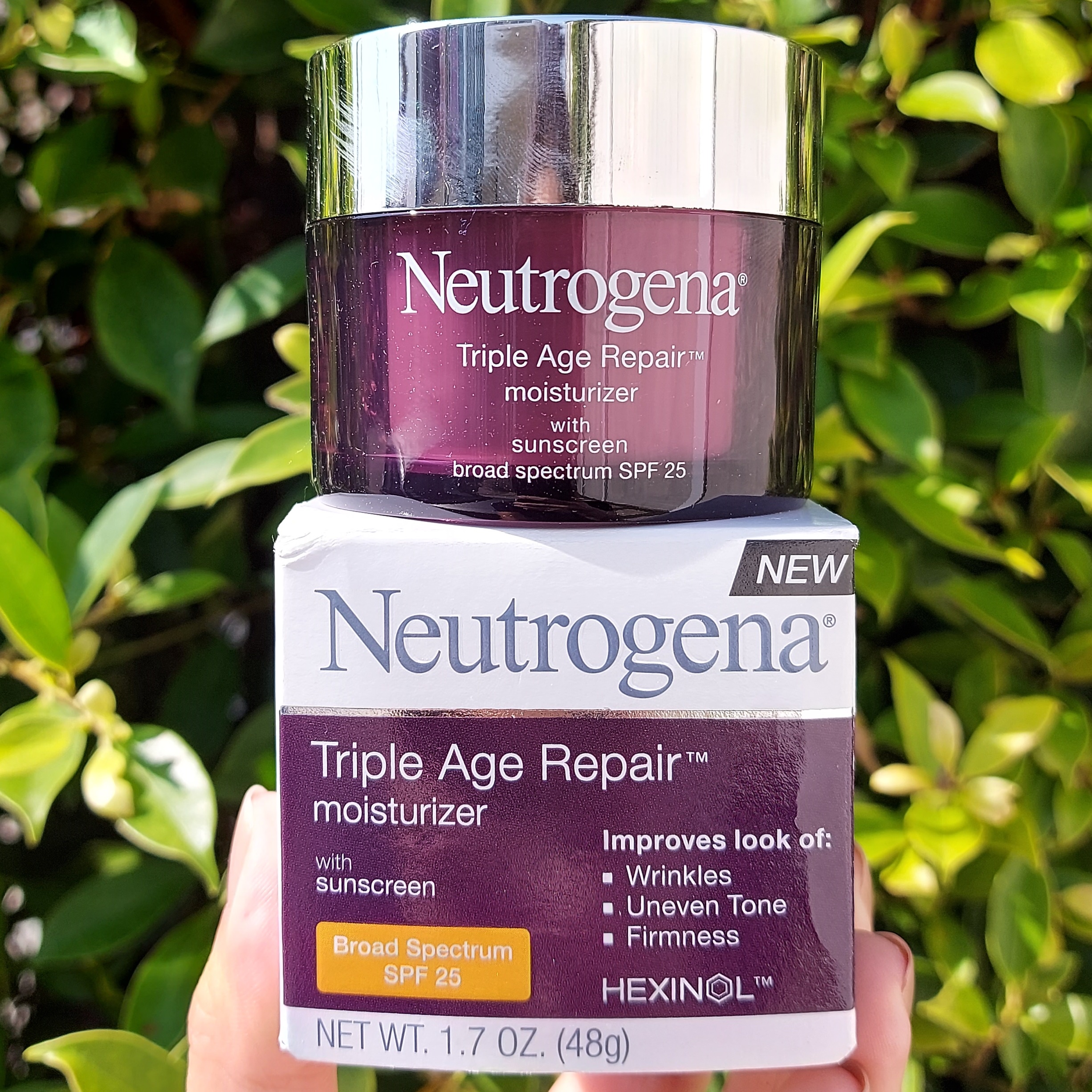 62% OFF ราคา Sale!!!! โปรดอ่านรายละเอียดสินค้า มอยเจอร์ไรเซอร์พร้อมครีมกันแดด Triple Age Repair™ Moisturizer with Sunscreen, Broad Spectrum SPF25, 48g (Neutrogena®) ไร้ริ้วรอย ผิวกระชับอย่างเห็นได้ชัด ราคา 600 บาท*ส่งฟรี