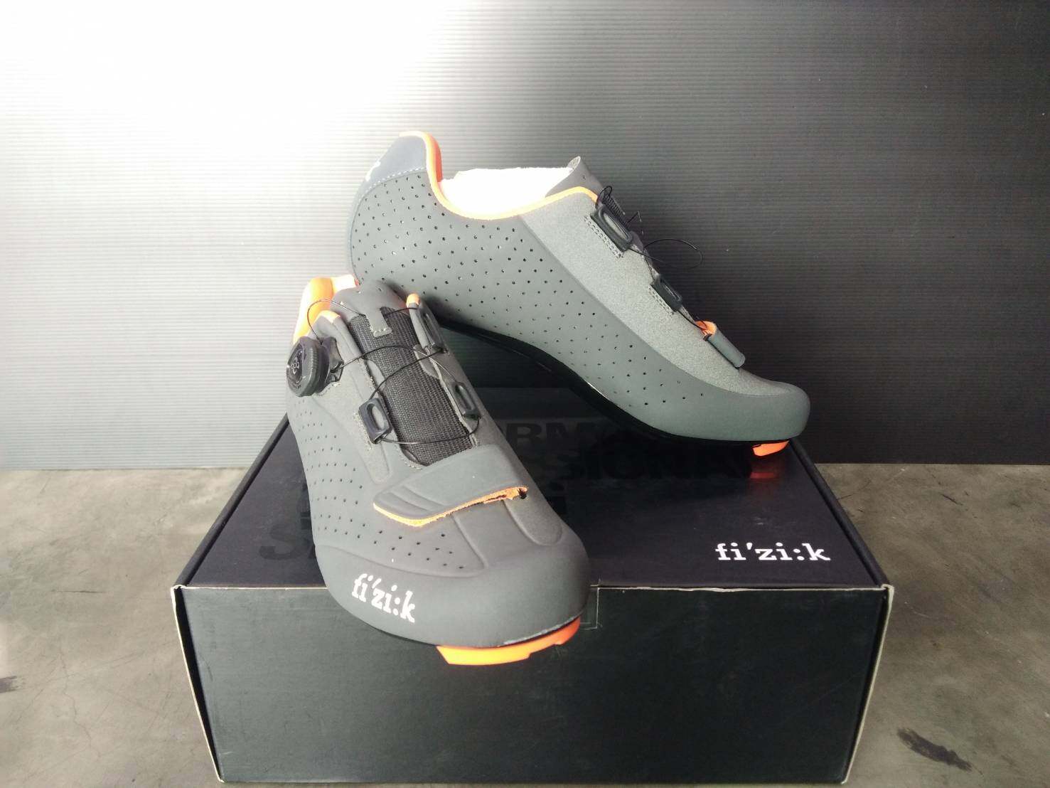 รองเท้าเสือหมอบ fi'zi:k รุ่น R5 Man BOA สีเทา-ส้ม ของแท้ 100%