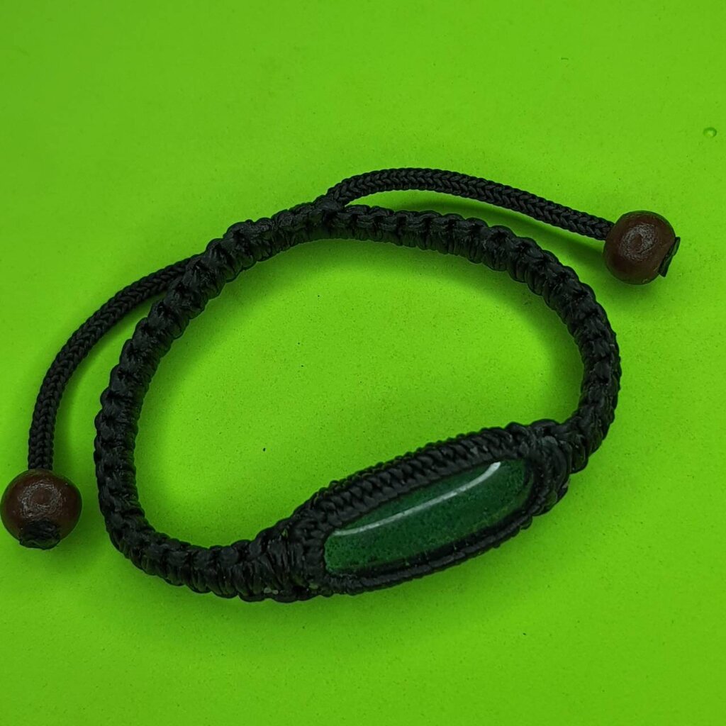 สร้อยข้อมือไหลน้ำพี้ ทรงรี ขนาดฟรีไซต์ (ไหลคละสี มีสีดำ สีเขียว สีฟ้า)