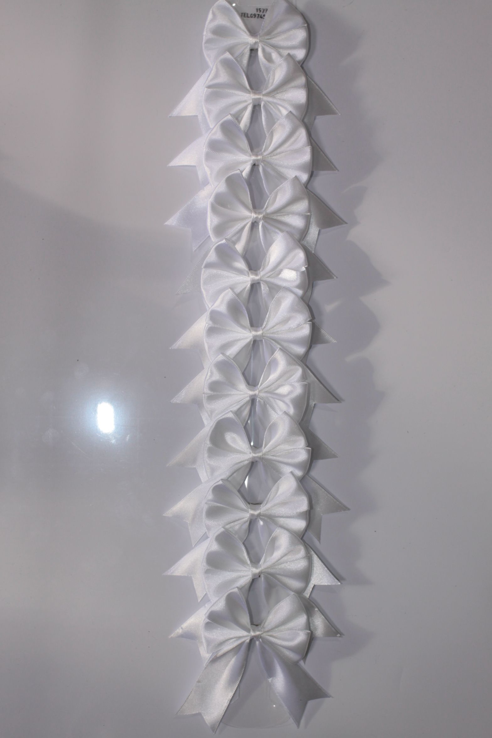 โบว์ติดผมนักเรียนผ้ามัน 2 แฉกแบบสำเร็จรูป สีขาวขนาด 1 นิ้ว สินค้า 1 แผง มี 12 ตัว ราคา 79 บาท*ส่งฟรี