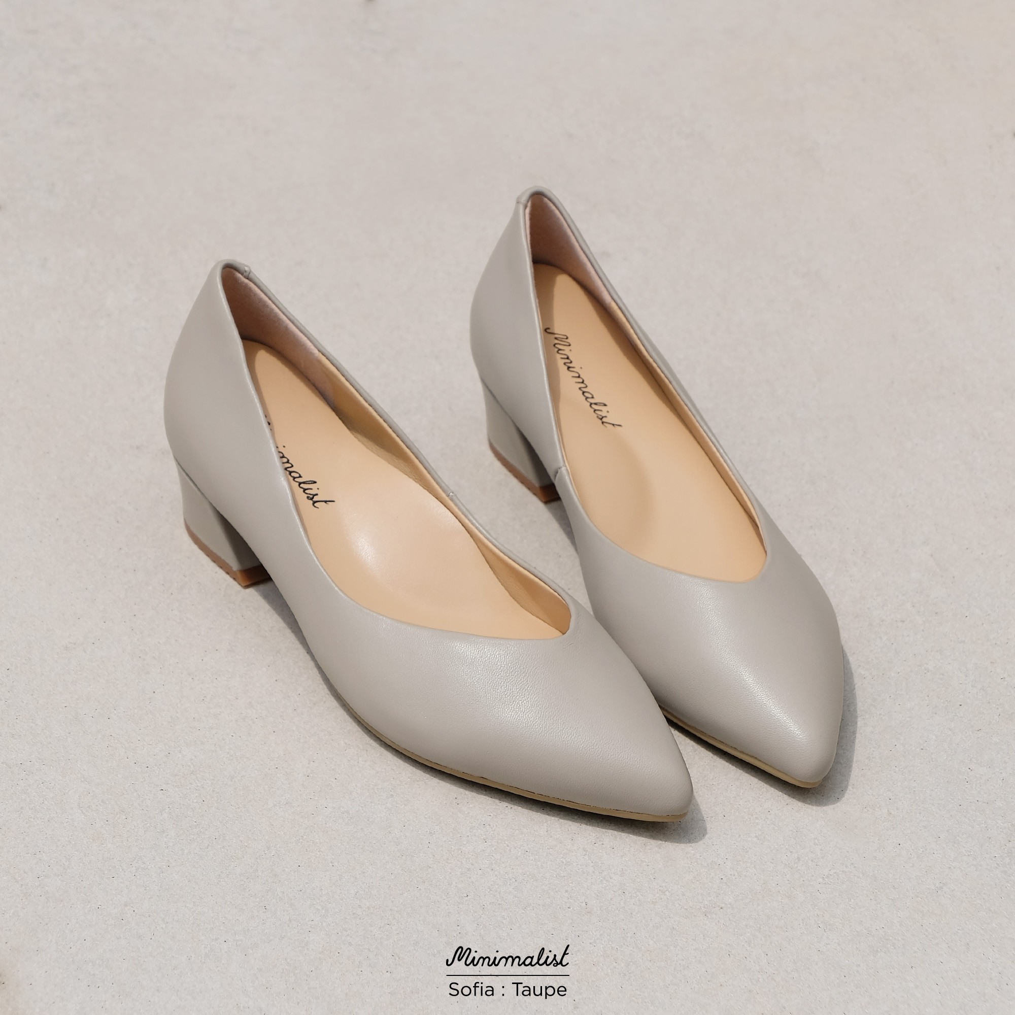 𝐌𝐈𝐍𝐈𝐌𝐀𝐋𝐈𝐒𝐓 Soft lambskin low heels (Sofia in taupe) ราคา 3,090 บาท*ส่งฟรี