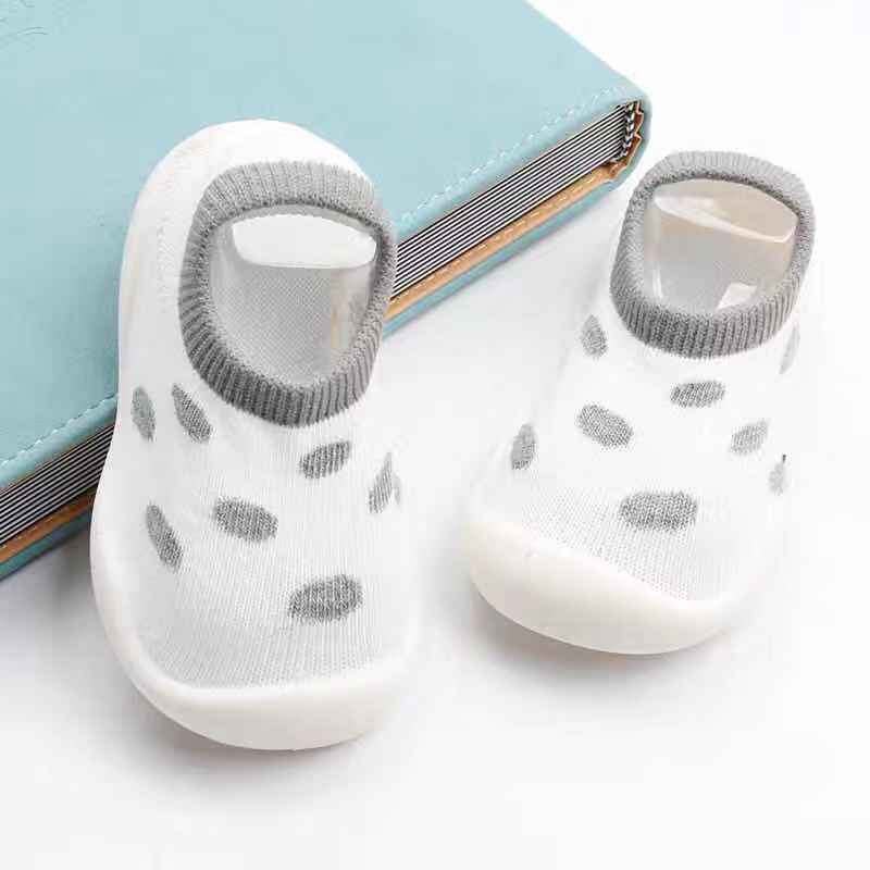 Baby Nong เด็กรองเท้าเด็กชายหญิง น่ารักลื่น เข้ารูปพอดีกับขนาดจริง ยางด้านล่างรองเท้าถัก ลายจุดคลื่น มีสามสี อายุ 6 เดือนถึง 3 ปี