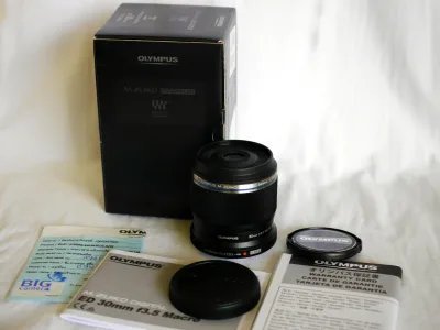 Olympus M.Zuiko Premium ED MSC 30mm F3.5 Macro lens in Box, 30mm f/3.5 60mm (เมื่อเทียบกับกล้องแบบ 35mm)