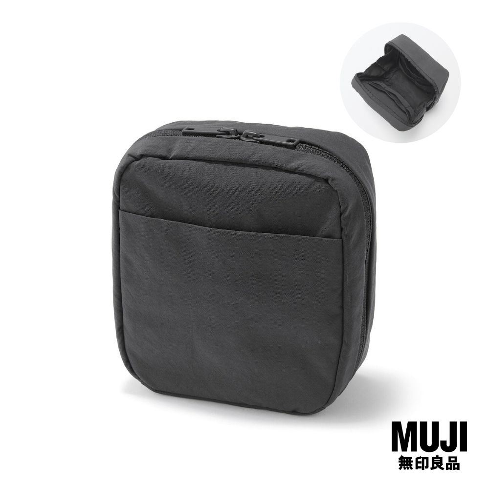 Muji Nylon Makeup Pouch (14 X 16 X 6 cm) ราคา 490 บาท*ส่งฟรี