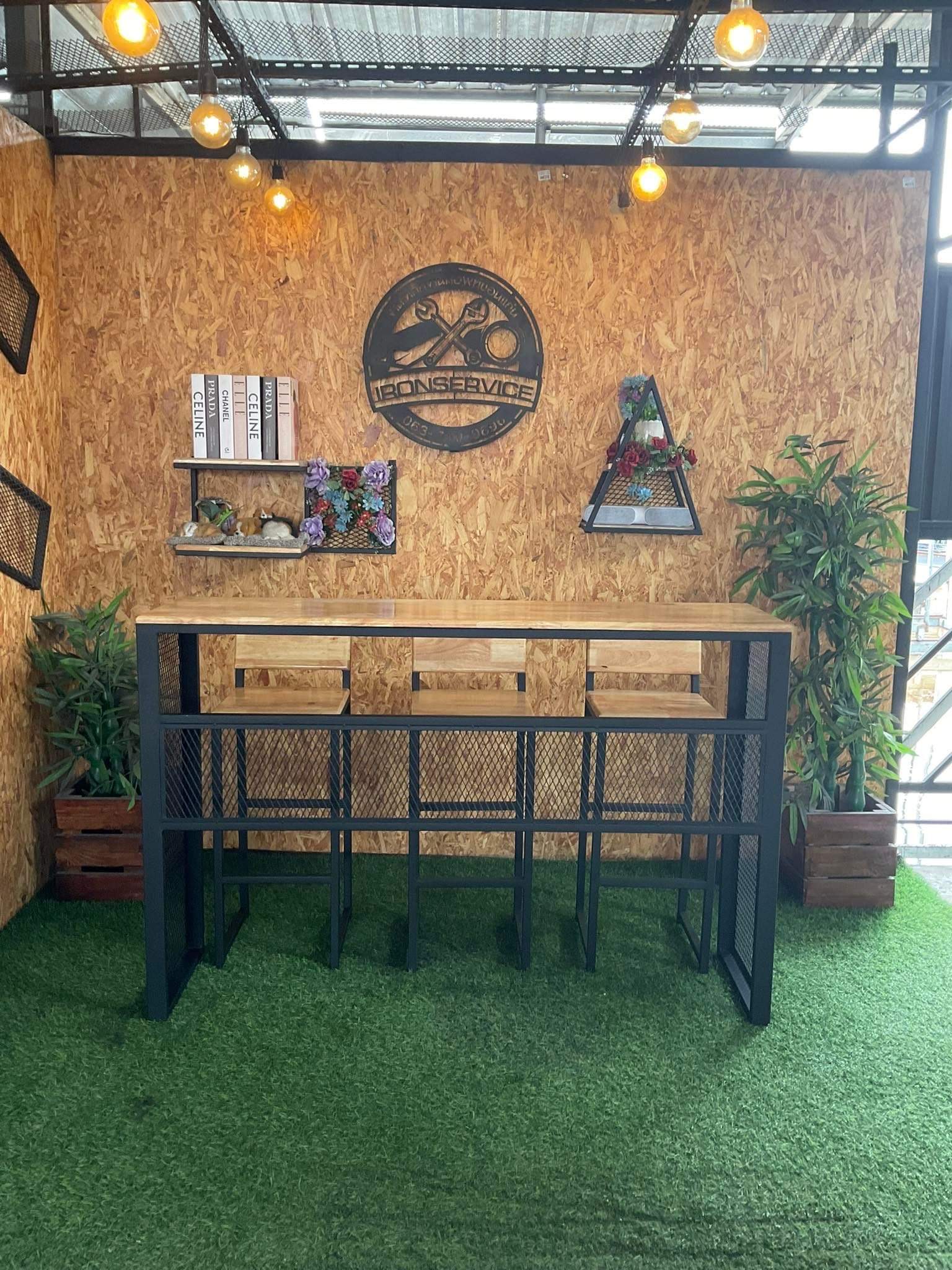 IRONSERVICE : โต๊ะบาร์ พร้อมเก้าอี้ หรือ เลือกซื้อแยกได้ : "ทำจากเหล็กกันสนิม ไม้แท้เคลือบเงาใส ตกแต่งบ้านอย่างสวยงาม..." (จัดส่งรวดเร็ว ) ราคา 850 บาท*ส่งฟรี