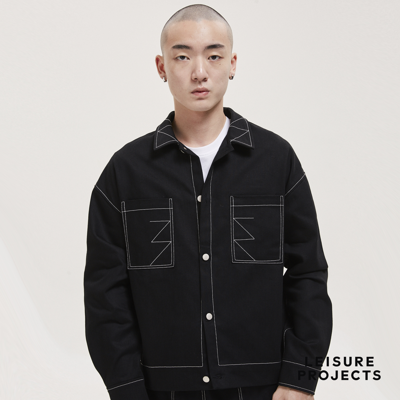 (LEISURE PROJECTS) "WORKSHOP JACKET" แจ็คเก็ตผ้า COTTON TWILL ดีเทลเดินเส้นด้าย DOUBLE STITCHING สี CONTRAST  ด้านหลังดีเทลผ่า ที่หลังบนตกเเต่งด้วยกระดุมโลหะ