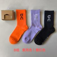 【พร้อมส่ง】ถุงเท้ากีฬากลางแจ้งสำหรับผู้ชายและผู้หญิง ถุงเท้าฟิตเนสสบายๆ ถุงเท้าคู่รัก แห้งเร็ว ระบายอากาศได้ดี ไม่อับชื้น ถุงเท้าสีดำไว้ทุกข์