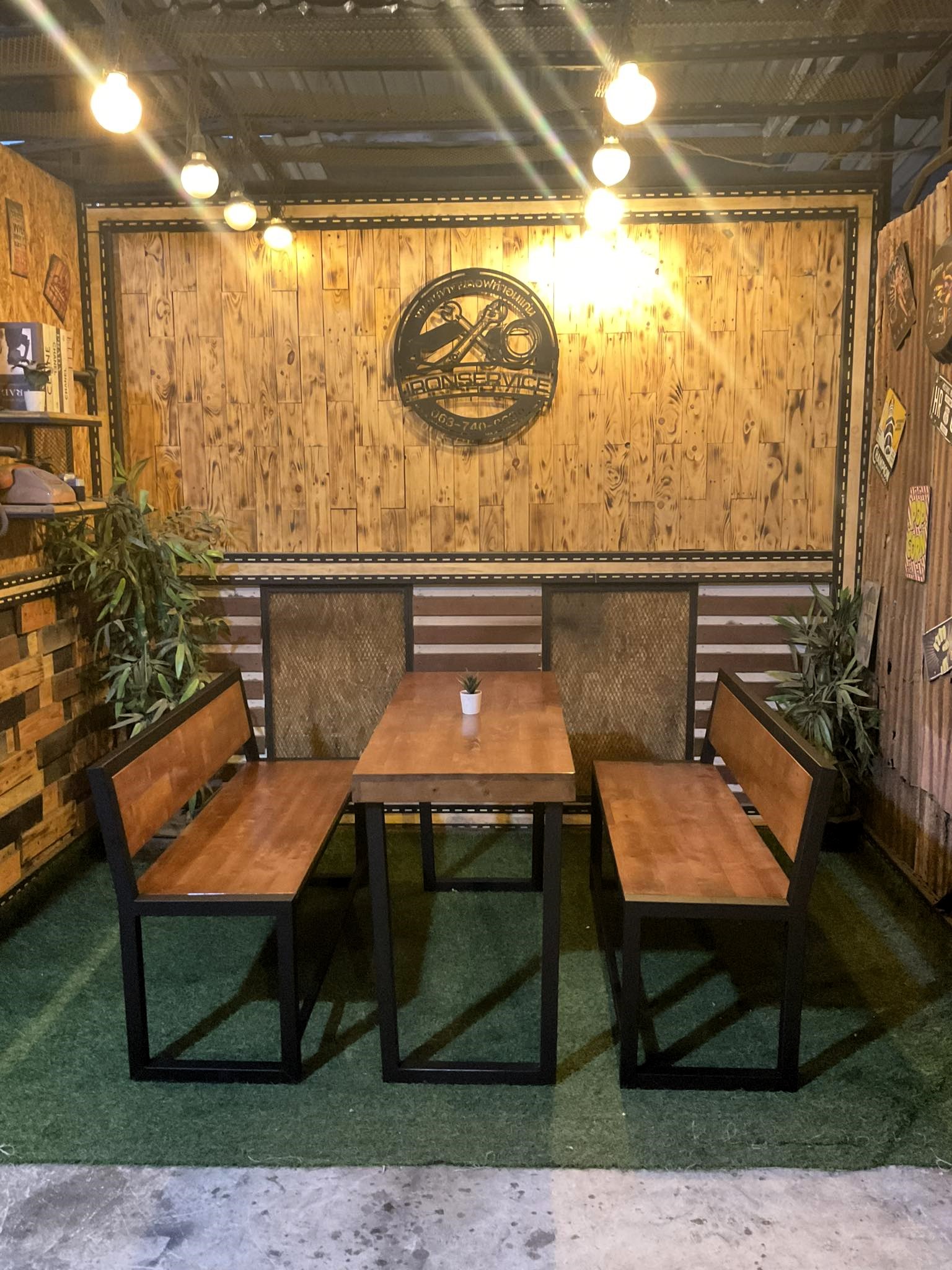 IRONSERVICE : : " โต๊ะทานข้าว และ ม้านั่งพื้นไม้ : " โครงเหล็กใช้เป็นเหล็กกันสนิม ไม้แท้ ( เคลือบเงาใส ) ...." (จัดส่งรวดเร็ว)" ราคา 2,180 บาท*ส่งฟรี