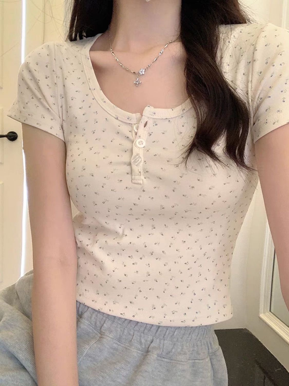 PX Baby Crop เสื้อเบบี้ครอปผู้หญิง เสื้อคอกว้างแขนสั้น เสื้อลายลูกไม้สุดหวาน สไตล์เกาหลี น่ารัก แต่งกระดุม สีครีม ราคา 69 บาท*ส่งฟรี