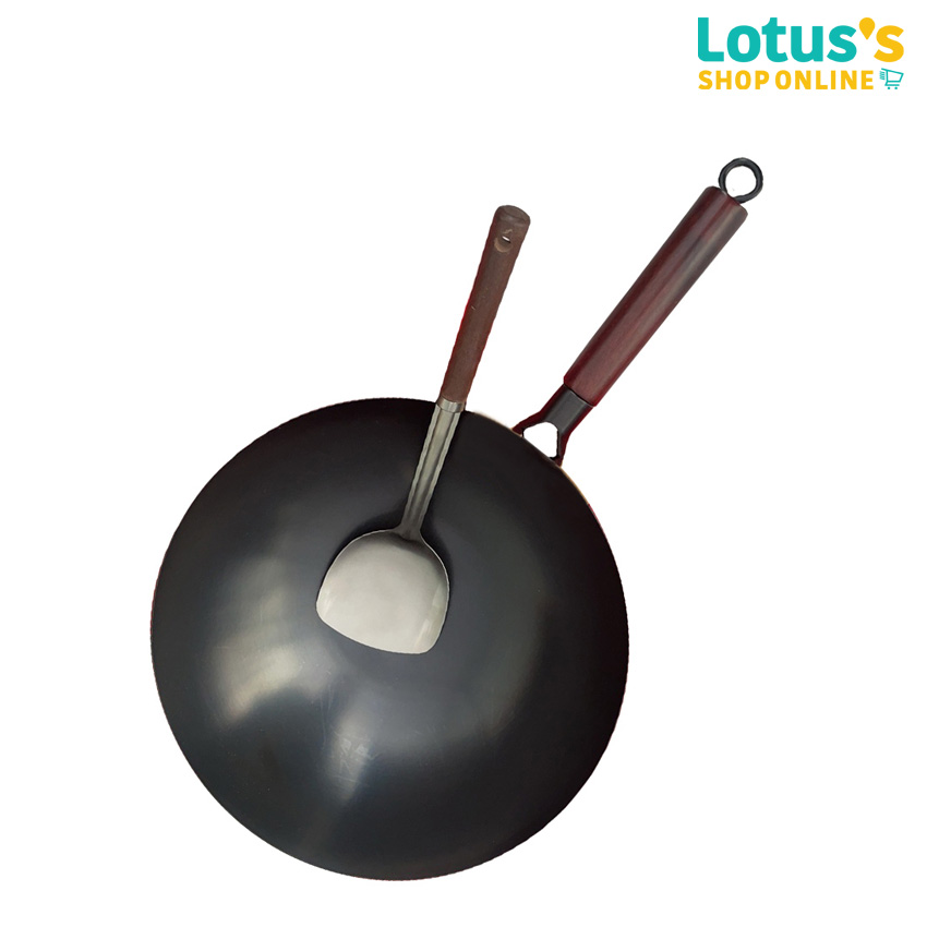 LOTUSS IRON PAN WITH WOODEN HANDLE 32 CM. AND SPATULA ราคา 187 บาท*ส่งฟรี